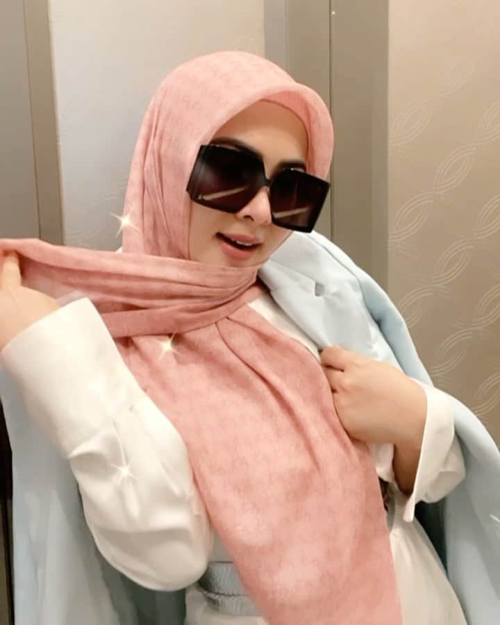 Syahriniのインスタグラム：「• ~ FATIMAHSYAHRINI ~ Signature Monogram Hijab Scarves  …  Available At @fatimahsyahrini And All Official Distributors !  …  ~ FATIMAHSYAHRINI By SYAHRINI ~  __________________ 𝓢𝓨𝓡 _________________  #PrincesSyahrini #FatimahSyahrini」