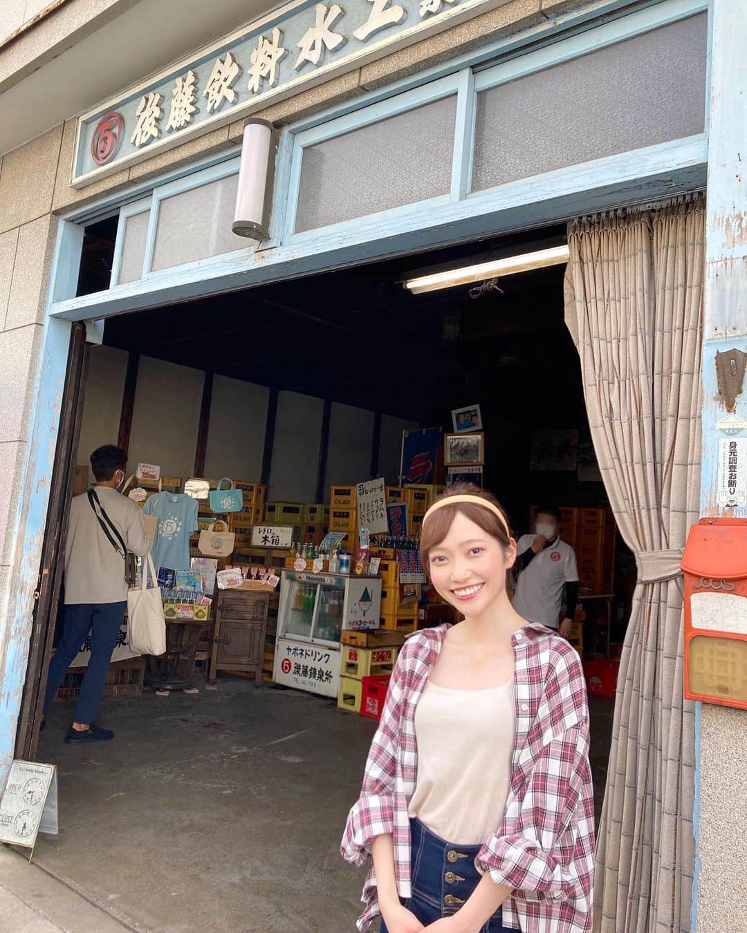 末井櫻子のインスタグラム：「． ． ． 今日はとあるロケで、尾道の向島にあるラムネ工場「後藤鉱泉所」さんへお邪魔しました◎ ． ． 暑〜い中頂いたラムネは最高じゃった〜🤤♡ ． ． また情報解禁したらお知らせします🐻‍❄️💙 ． ． ． ※撮影時のみマスクを外しております ． ． #後藤鉱泉所  #後藤飲料水工業所」