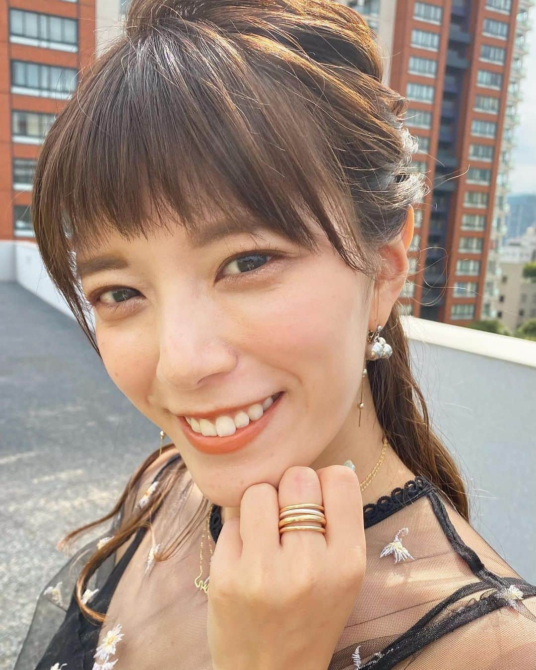 三谷紬さんのインスタグラム写真 - (三谷紬Instagram)「* 日曜日のアクセサリー♡ 4連リング💍 これ4つ繋がってる変わった形でした🤭 （多分うまく伝わらない…） ネックレスはいつもつけているお守りです🤍 今日で8月も終わり。 あっという間に秋になりますね…！ * #アクセサリー#accessory#ring#リング#ピアス#pierce#シルバー#silver#ゴールド#gold#ネックレス#necklace#オーダーメイド#アイライン#white#アクセ#code#テレビ朝日#アナウンサー#三谷紬」8月31日 20時34分 - mitani_tsumugi