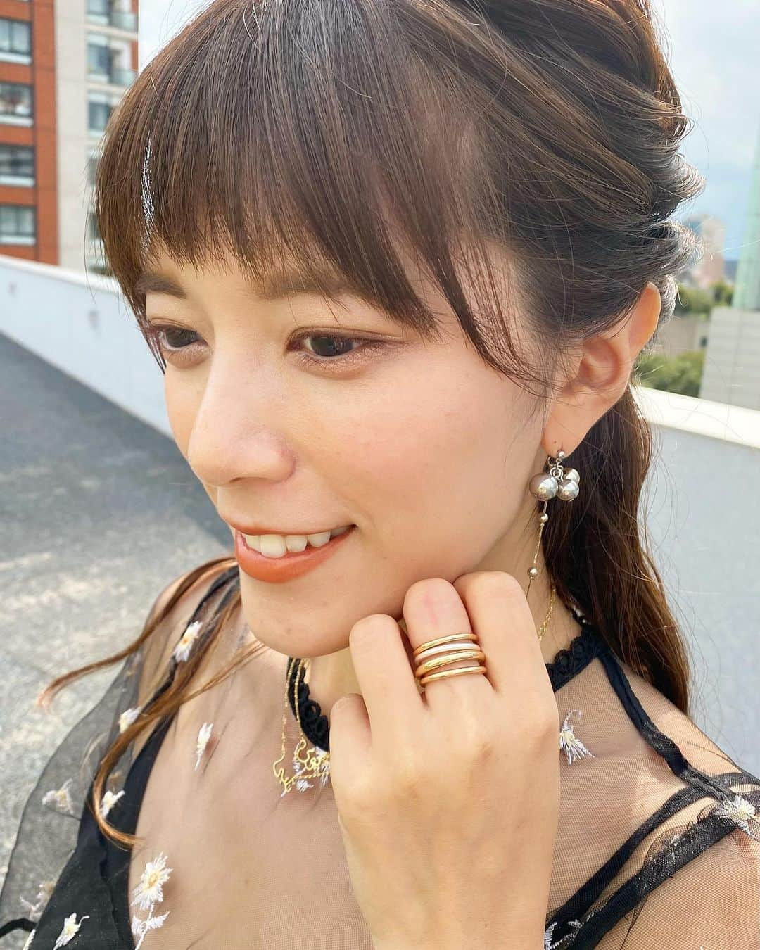 三谷紬さんのインスタグラム写真 - (三谷紬Instagram)「* 日曜日のアクセサリー♡ 4連リング💍 これ4つ繋がってる変わった形でした🤭 （多分うまく伝わらない…） ネックレスはいつもつけているお守りです🤍 今日で8月も終わり。 あっという間に秋になりますね…！ * #アクセサリー#accessory#ring#リング#ピアス#pierce#シルバー#silver#ゴールド#gold#ネックレス#necklace#オーダーメイド#アイライン#white#アクセ#code#テレビ朝日#アナウンサー#三谷紬」8月31日 20時34分 - mitani_tsumugi