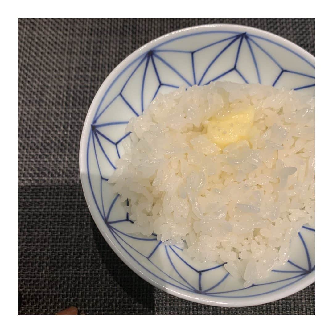 安田美沙子さんのインスタグラム写真 - (安田美沙子Instagram)「先日、バター食堂にて、美味しい発酵×熟成バターを試食させていただきました🤍 ワンピはまゆこちゃんの✨ @matured_official ❤️  レリボのバターは食べたあとから、ふんわり香る幸せの味☺️拘り抜かれた素材と、工程。  色んな食事と組み合わせて、新しい味が生まれる。。 豚汁×バターは、先輩に教わってから毎回入れてましたが、発酵バターだと全く別物に。  太るから、と控えたりもしてたけど、すこーしだけ隠し味にしてみたり、パンに使ってみようかな🤍焼き上がった時の家の中の香りが楽しみすぎる。。。  香りといえば。YouTube @misako.sari.home にて、臭い展へ行った回が今日公開されました⭐️色んな意味で大満足。笑 息子もはしゃぎまくり✨ ぜひご覧下さい❤️  #butter #レリボ　#虎ノ門　#バターごはん #漬物にバター　#牛丼にバター　#バターの赤ちゃん #東急　#試食会　#幸せすぎる #ease #発酵熟成バター @keisuke_oyama_ease」8月31日 21時08分 - yasuda_misako