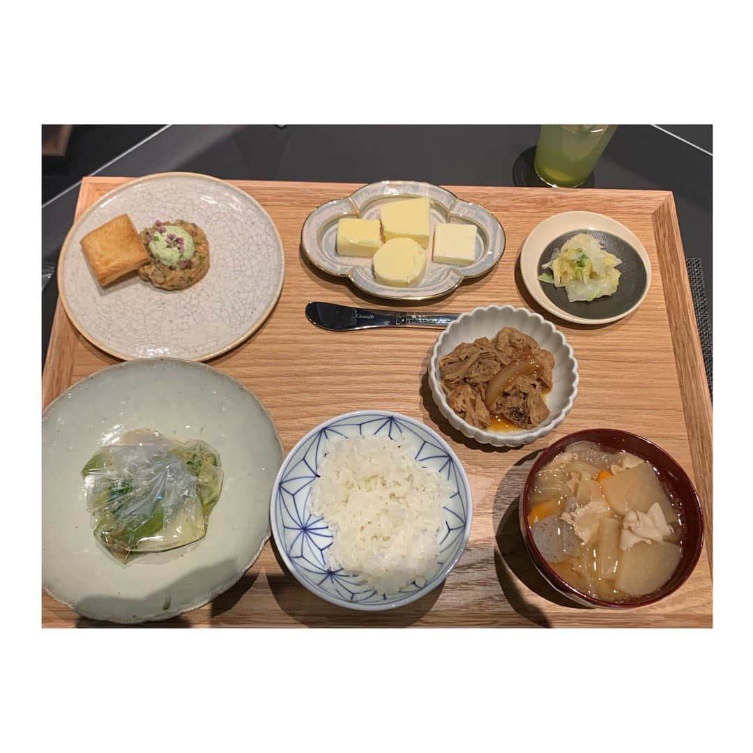 安田美沙子さんのインスタグラム写真 - (安田美沙子Instagram)「先日、バター食堂にて、美味しい発酵×熟成バターを試食させていただきました🤍 ワンピはまゆこちゃんの✨ @matured_official ❤️  レリボのバターは食べたあとから、ふんわり香る幸せの味☺️拘り抜かれた素材と、工程。  色んな食事と組み合わせて、新しい味が生まれる。。 豚汁×バターは、先輩に教わってから毎回入れてましたが、発酵バターだと全く別物に。  太るから、と控えたりもしてたけど、すこーしだけ隠し味にしてみたり、パンに使ってみようかな🤍焼き上がった時の家の中の香りが楽しみすぎる。。。  香りといえば。YouTube @misako.sari.home にて、臭い展へ行った回が今日公開されました⭐️色んな意味で大満足。笑 息子もはしゃぎまくり✨ ぜひご覧下さい❤️  #butter #レリボ　#虎ノ門　#バターごはん #漬物にバター　#牛丼にバター　#バターの赤ちゃん #東急　#試食会　#幸せすぎる #ease #発酵熟成バター @keisuke_oyama_ease」8月31日 21時08分 - yasuda_misako