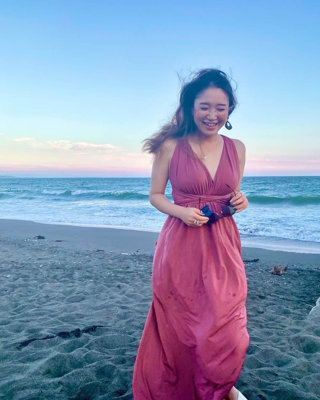 奥家沙枝子のインスタグラム：「8月が終わっちゃう…！ 今年あんまり水に浸かってないかもなあ〜🌊  #beach #beachlife #japan #ocean #vacay #goodday #bluesky #surf #summer #summerdress #hm」