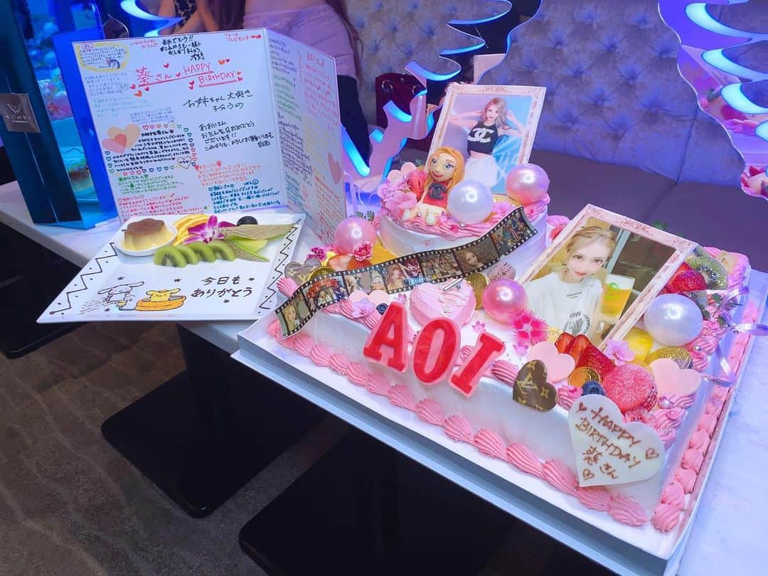 一条葵さんのインスタグラム写真 - (一条葵Instagram)「. 🎂🎁✨ . 🥲💗 キャスト、スタッフからの まさかのサプライズ🥺 🎉🎁🎂 私にとって今までと違った意味でのbirthdayだったので、 とても心に響きました🥲💓 嬉しかった～🥺✨ . . #birthday #ケーキ🎂 #ありがとう😌💓 #感謝 #ケーキのお人形可愛い😉」8月31日 21時33分 - aoiichijo