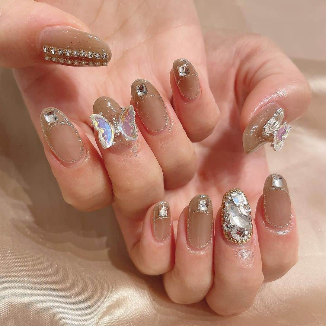 浦西ひかるさんのインスタグラム写真 - (浦西ひかるInstagram)「new nail ♡ 9月は誕生日月なのでキラキラにしてもらいました🦋 秋っぽくブラウン♡ ブラウンやけど透けてて透明感🌟 はぁ、、こんなにかわいいネイル見たことないなぁ🥲❤︎ いつもほんとにあやのさんネイル好き💅❤︎ . #nails #nail」8月31日 21時55分 - uranishihikaru