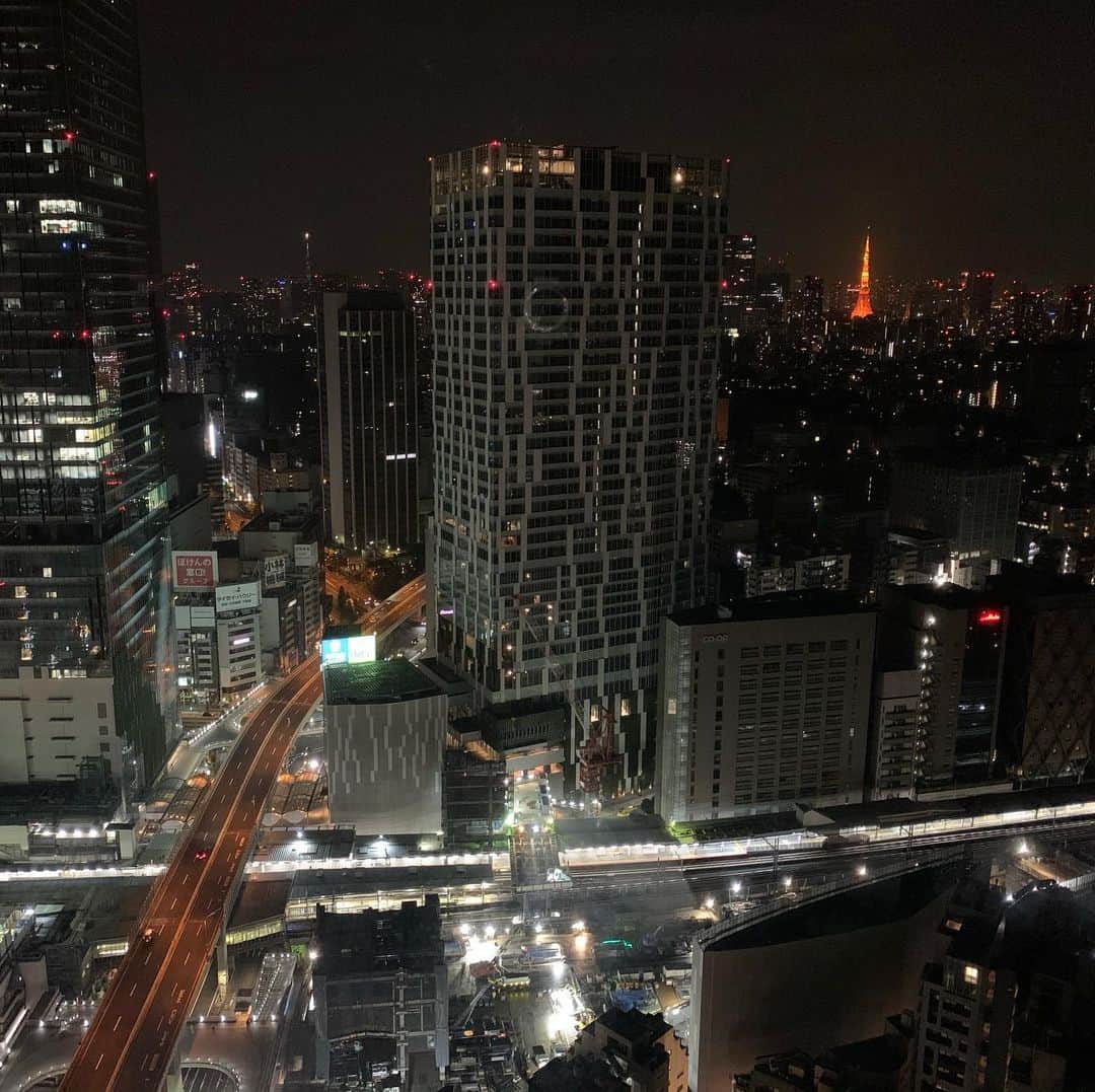 前田典子さんのインスタグラム写真 - (前田典子Instagram)「#渋谷の夜景 #東京タワー🗼  #キラキラ #大都会🏙 #渋谷の街　#首都高　#渋谷駅 ジオラマみたい 週末はホテルでおこもり ピーンと張った冷たい #ホテルのシーツ最高 👍  #サンセットは　🌆 #ラウンジ　で #ノンアルコール　しか無くて 残念だけど💦 仕方ない 雰囲気だけのノンアルスパークリング🥂  #ホテルステイ #マエノリ旅 #都内ホテルで旅気分」8月31日 21時56分 - maenorichang