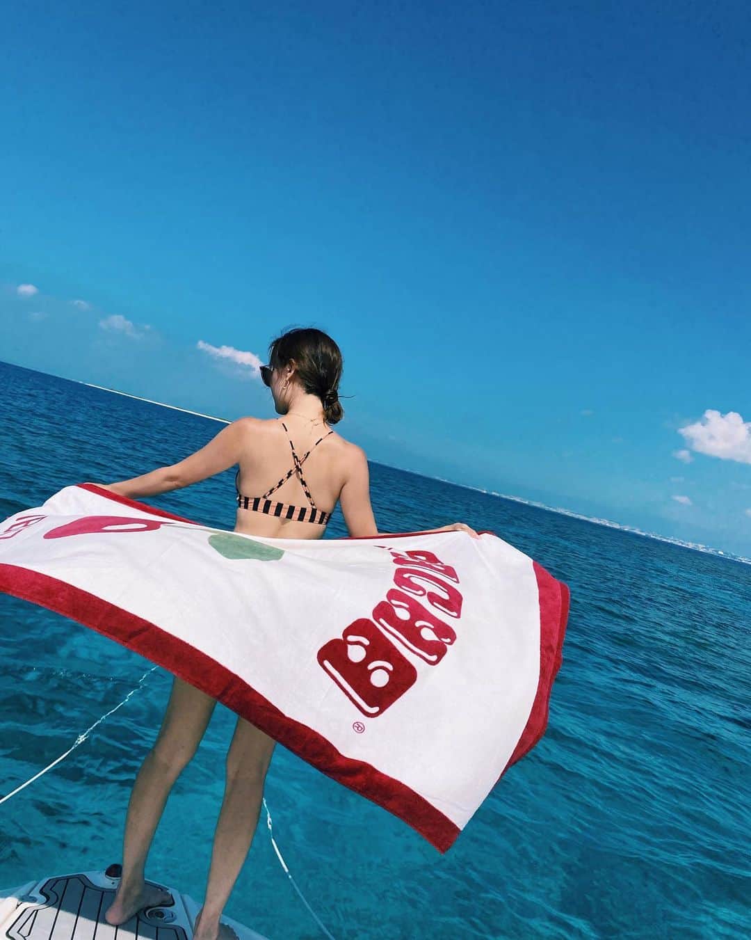 のインスタグラム：「まさに in the blue.💙💙💙 素敵なクルーの方々とお仕事できたことに感謝。✨ 皆さんに逢いに、また沖縄帰ります！ @norisuke0820 @_k.e.i.s.u.k.e_  @totty_vlogs」