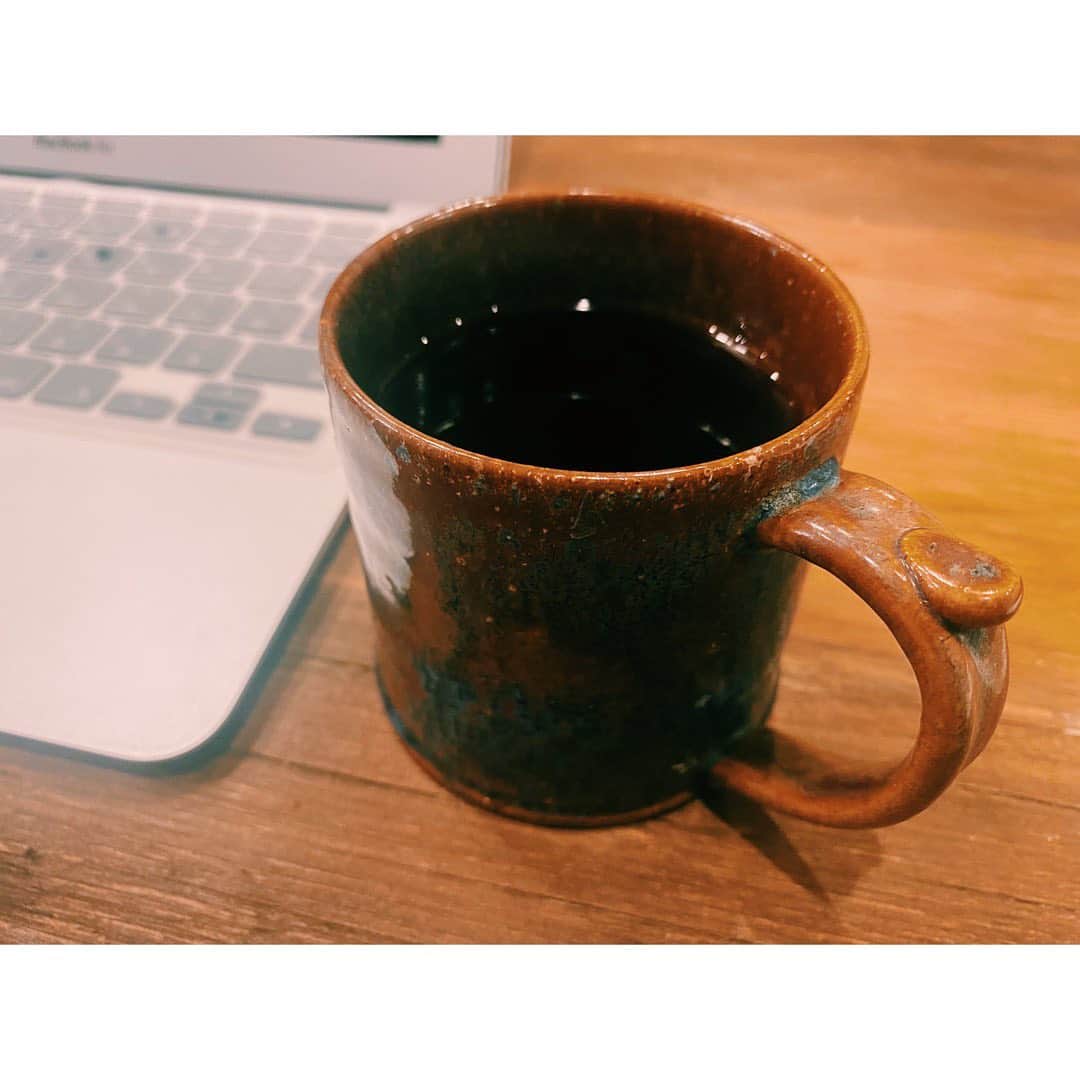 大瀧彩乃さんのインスタグラム写真 - (大瀧彩乃Instagram)「・ コーヒーが好きだけど酸味の強いものは苦手で、豆で判断できるほど知識もなくいつも酸味のないものを聞いて飲んでいます。 京都にある"here "さんのコーヒーは酸味がどうのこうのではなく、ブラックもスッと入ってくる。飲みやす過ぎる。 お店では言葉選びのセンスが秀逸な山口さんの美味しいラテがいただけますので京都に立ち寄った際にはオススメです🤲 カヌレも美味し過ぎたのでお取り寄せ候補です☕️  山口さんのお話が面白すぎて素敵な店内の写真を撮り忘れてしまったので、また足を運びたいと思います。 ①、③は自宅で🏠 ②はお店で☕️ #here #京都カフェ　 #カヌレ」8月31日 22時21分 - _ayanootaki_