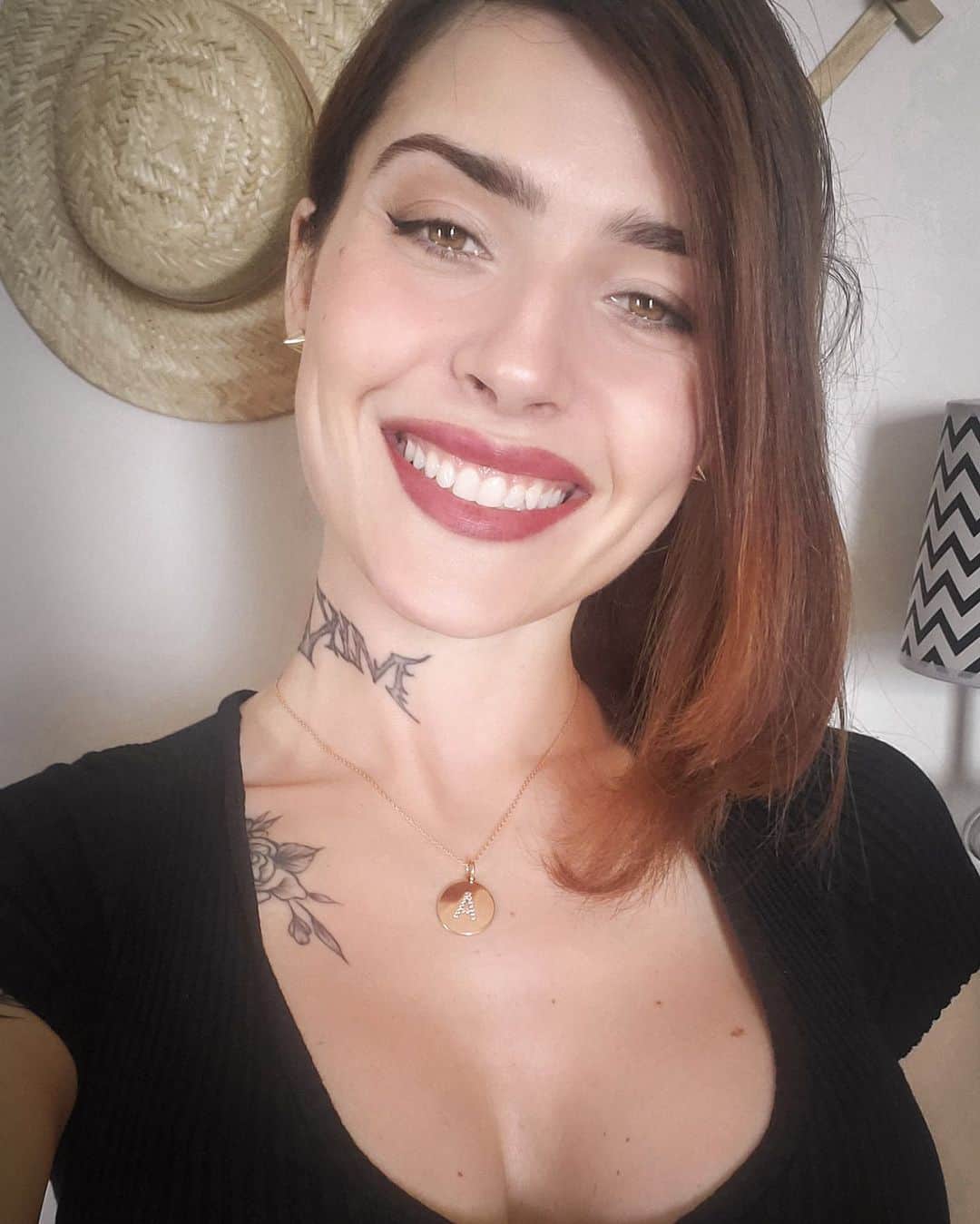 Anna Vargasのインスタグラム：「Sorrir com confiança não tem preço! Fazer tratamentos dentários, por outro lado, ainda pode ser um privilégio pra poucos...💸 Especialmente quando se fala de estética. É por essas e outras que sou grata por meu caminho ter cruzado com o da @rafaelabarcelos_barcelos que tem cuidado do meu sorriso desde então. Ela me mostrou que é possível receber tratamento de ponta com preço e formas de pagamento super acessíveis! Tipo, real!!! Por meio dos alinhadores invisíveis estou realizando o sonho de ter o sorriso perfeitinho. 🥰 Olho minhas fotos mais antigas e fico chocada... A diferença é gritante! Enfim. Pode parecer algo pequeno pra vocês, sem importância pra eu ficar falando tanto (e sim, tenho uma parceria com ela), mas o impacto que isso teve na minha vida e na minha autoestima, não há divulgação que pague.❤ . #alinhadoresinvisiveis #sorriso #ortodontia」