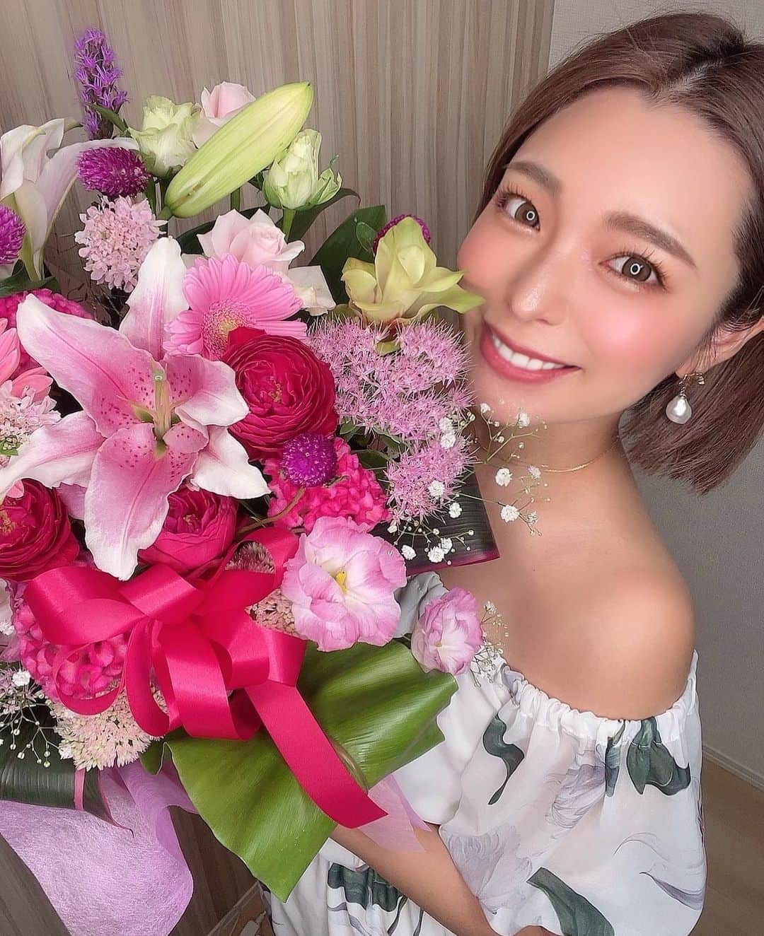 Hitomiのインスタグラム：「❤︎  今日でCYBERJAPAN DANCERSとしてラストの お仕事が全て終わりました💗 そして本日事務所の方々からお花届きました💐 わたしが大好きなピンク色でいっぱい🌸 とっても素敵なお花ありがとうございます😭 大切にします🙇‍♂️  元々友人にもダンスセンスのないとネタにされるくらい 笑われていた私がまさかダンサーになるなんて...😂笑 今でも本当信じられないと言われますw  クラブもほぼ行った事ない、ダンス未経験の私は ちょうど5年前一ミリも想像していなかった世界に飛び込みました✨ 2015年の8月晴海のTOKYO ALL MIXの野外イベントで 初めてサイバーをみて、ボスTOKOTOさんと出会って 「サイバーに入りたいです！入れてください！」 とTOKOTOさんに言ってからすぐ２週間後には トライアルとして自分がステージに出るとは 思っても居なかったです！😂笑 (この時はボスが社長と知らなかったw)  友人達にもひとみには絶対無理だと言われ、 サイバー側にもやはりダンスが劣っていると 指摘されてなかなかメンバーに入ることが出来ず、 (トライアル期間も長くて7ヶ月かかりました😢) それから私は自分でダンスの教室通って、 レッスンでは全くついて行けないし、周り上手な人ばかりで自分だけ全然踊れなくて本当に行くの苦痛なくらい とてもとても恥ずかしかったけど、 やらないと上手くなれないと！ それでも毎日毎日ダンスの練習してスキルを磨きました！ わたしはサイバーと出会うまでは 今まで努力とかしてこなかった子で頑張る事って 何にもして来なかったけど、 こんなに頑張りたいって思えたのが人生で初めてでした✨ 可能性が0からでも努力をするという事を学びました。  そこからはたくさんの方々の支えがあって 色んな方々と出会う事が出来ました🙇‍♂️ モデル、ダンス、ショーケース、歌、ミュージッビデオ、YouTube、、！本当に色んなお仕事をさせて頂いて 皆さんのお陰で5年間もサイバージャパンとして 走り続ける事が出来ました。  こうしてメンバーになっていなかったら たくさんの方に応援してもらうことも、出会う事もなかったし、サイバージャパンに加入する事が出来て 本当に良かったです。😭  TOKOTOさん、マネージャー様方々 サイバージャパンのHitomiとして出会って、 そして関わって下さっている全ての方に感謝です。 今まで大きく育てて下さってありがとうございました！！！  卒業した後は今まで事務所の方々にしてきて 頂いていた事をこれからは自分1人でする事になります。 不安だし、大変な事もたくさんやっていかなきゃいけない。 これからはひとりだけど 今ではお陰でたくさん応援してくれる仲間、 ファンの方々がたくさんいます！！🥺 いつも暖かいお言葉など本当にひとつひとつが 嬉しくそして心強いです😭❤️ そんな応援に応えられるように これからも活動していきたいと思います。  そしてサイバーに入って気付けた事があって 自分の長所とかって今までわからなかったんだけど 自分の良さって"飾らない自分" だと思っていて誰に対しても変わらない、 裏表なく自然体でいることが親しみやすさや、 みんなに好いてもらえる理由のひとつかもしれないと。 だからそんな自分の良さを生かして 自分なりに自分の出来ることを 楽しく活動して行けたらいいな☺️🌼 本当に今までありがとうございました！！！ そしてこれからも走り続けていくHitomiを 応援よろしくお願い致します❤️🥰  Special thanks🌻 ありがとうございました❤️ 　@mitomitokoto    @cyberjapan   CYBERJAPAN DANCERS Hitomi  #cyberjapan #cyberjapandancers #サイバージャパン #サイバージャパンダンサーズ」