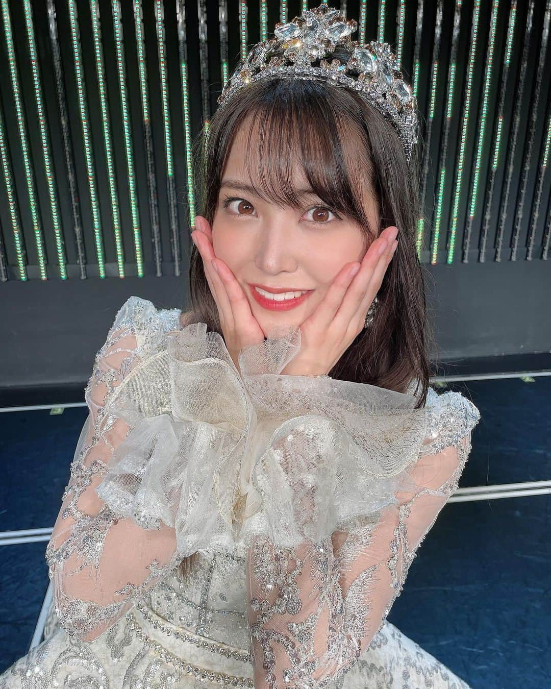 白間美瑠さんのインスタグラム写真 - (白間美瑠Instagram)「NMB48 白間美瑠としての最後の日が終わりました。 ・ ・ そして、最後の劇場公演も終わりました。 足を運んで下さった方、配信を見てくださった方、本当にありがとうございました。 ・ ・ 私は2011年1月1日にはじめてNMB48劇場に立たせて頂きました。そこから、毎日毎日劇場に通い、劇場での沢山の時間が私を成長させてくれました。ステージに立って見える素敵な景色は、一生忘れません。公演終わりのお見送り会、ハイタッチ会、かたたきでのみなさんのキラキラした笑顔。忘れません。 ・ ・ 大好きなみなさんの笑顔は、私の頑張る原動力です。 ・ ・ 私にとってNMB48は、もう一つの家族のような存在です。スタッフのみなさんは、礼儀を教えて下さったり、沢山サポートして下さったり、お母さんみたいで、メンバーのみんなは、言い合ったり、ふざけ合ったり、一緒に成長できた姉妹みたいで、応援して下さる大好きなファンの皆さんは、大きな心でずっと見守って下さって、時には怒ってくれて、背中をおしてくれるお父さんみたいです。 ・ ・ 大好きな皆さんは、いろんな場所でのライブや握手会に来て下さって、長い時間待っていてくれて、絶対足痛くて、しんどいのに、私の心配をしてくれました。晴れの日、雨の日も、嵐の日だって、槍が降ろうとも、いつも会いに来てくれました。私は、本当に本当に幸せ者です。 ・ ・ 卒コンでした約束。 『みなさんの笑顔を守りつづけます』 どんな事があっても守ります。 これから1人の白間美瑠として、新しい道を全力で一生懸命進んでいきます。私は私の未来のために、私の夢を叶えるために、どんなことにも立ち向かい、戦っていきたいと思います。 これからも白間美瑠よろしくお願いします。 ・ ・ そして、1期生全員が卒業し、これから後輩メンバーが新しく作り上げていくNMB48がとっても楽しみです。全力で見守り、全力で応援してるよ！NMB48よろしくお願いします。 ・ ・ 11年間本当に本当にありがとうございました。 #NMB48 #アイドル」8月31日 23時10分 - shiro36run