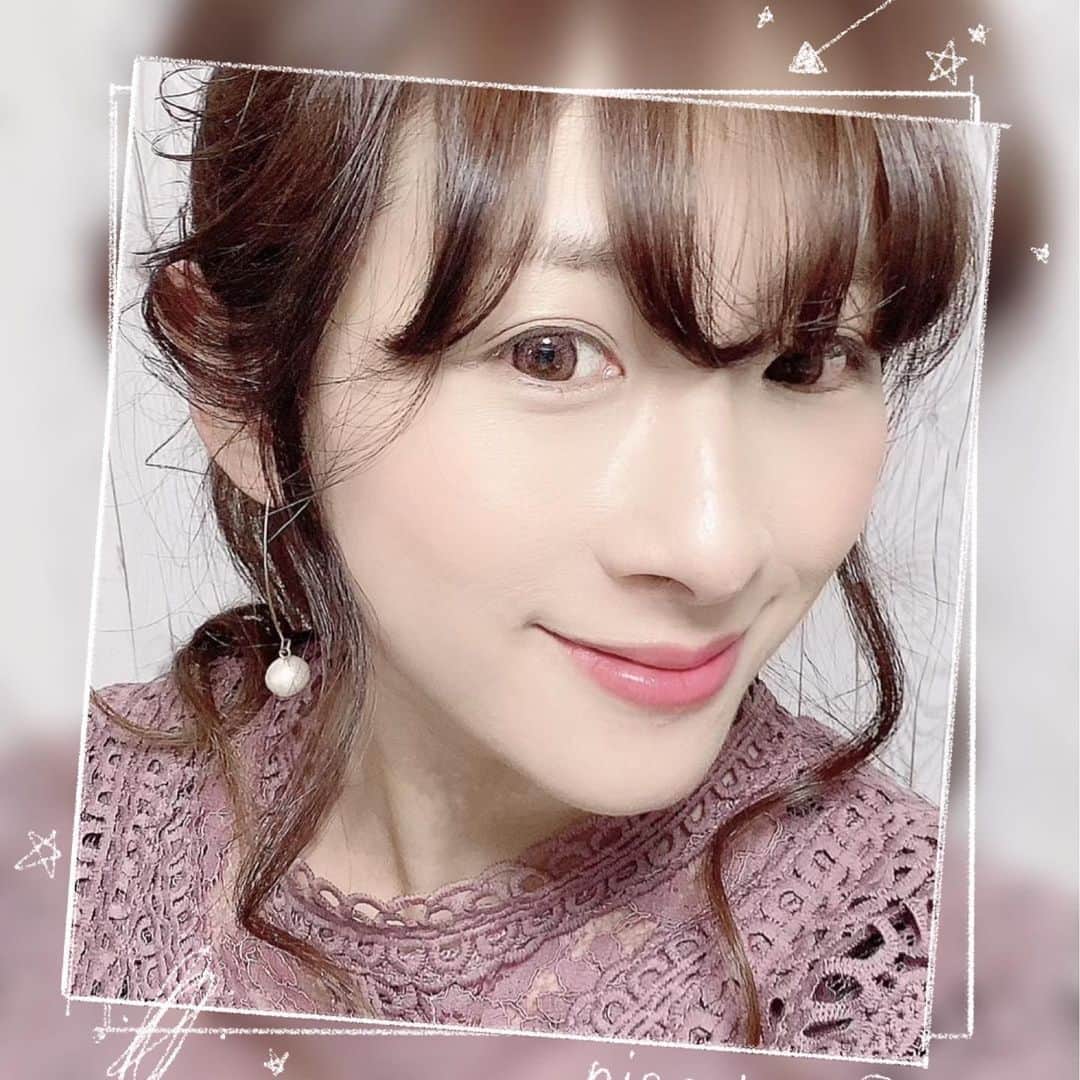 梶原ひろみのインスタグラム：「8月滑り込みセーフ！？  おかげさまで、今月お誕生日を迎えて、 健康に新しい年に進むことができました😌✨  SNS超低浮上で、ごめんなさい！  完全オンラインのお仕事態勢に切り替えてからも、たくさんのご依頼を頂き、歌のお仕事を続けられて幸せです✨  0:00に親友鎌野より、You raise me upのピアノプレゼントを、 電話口で、天平くんより素敵なピアノアレンジハッピーバースデーを✨  そして、毎週オンラインレッスンをしてくださる大好きな先生❤️Lisa Kelly（Celtic woman）と、  Academy で出逢った、Cindy,Emily,Patriciaそしてサプライズメッセージを企画してくれた、リナちゃんから、とーっても素敵なメッセージを頂きました！！  『あなたの先生に、お友だちになれて嬉しいわ♡』  だなんて😭4年前初めて渡米してレッスンした時には考えられなかったこと✨  ほんとに、嬉しいです。。 （Lisaには許可をもらって掲載しています。）  コロナ禍でみんなに会えず、とっても寂しい中、 繋がれて嬉しいです😭  そして、こんなに低浮上なのに、、 変わらず、仲良くしてくださるみなさんに感謝！！！  メッセージを、くださったみなさま✨✨ めちゃめちゃ嬉しいです！ コメントお返ししたいので、ゆっくりお待ち頂けたら嬉しいです✨  まっててねー！！」