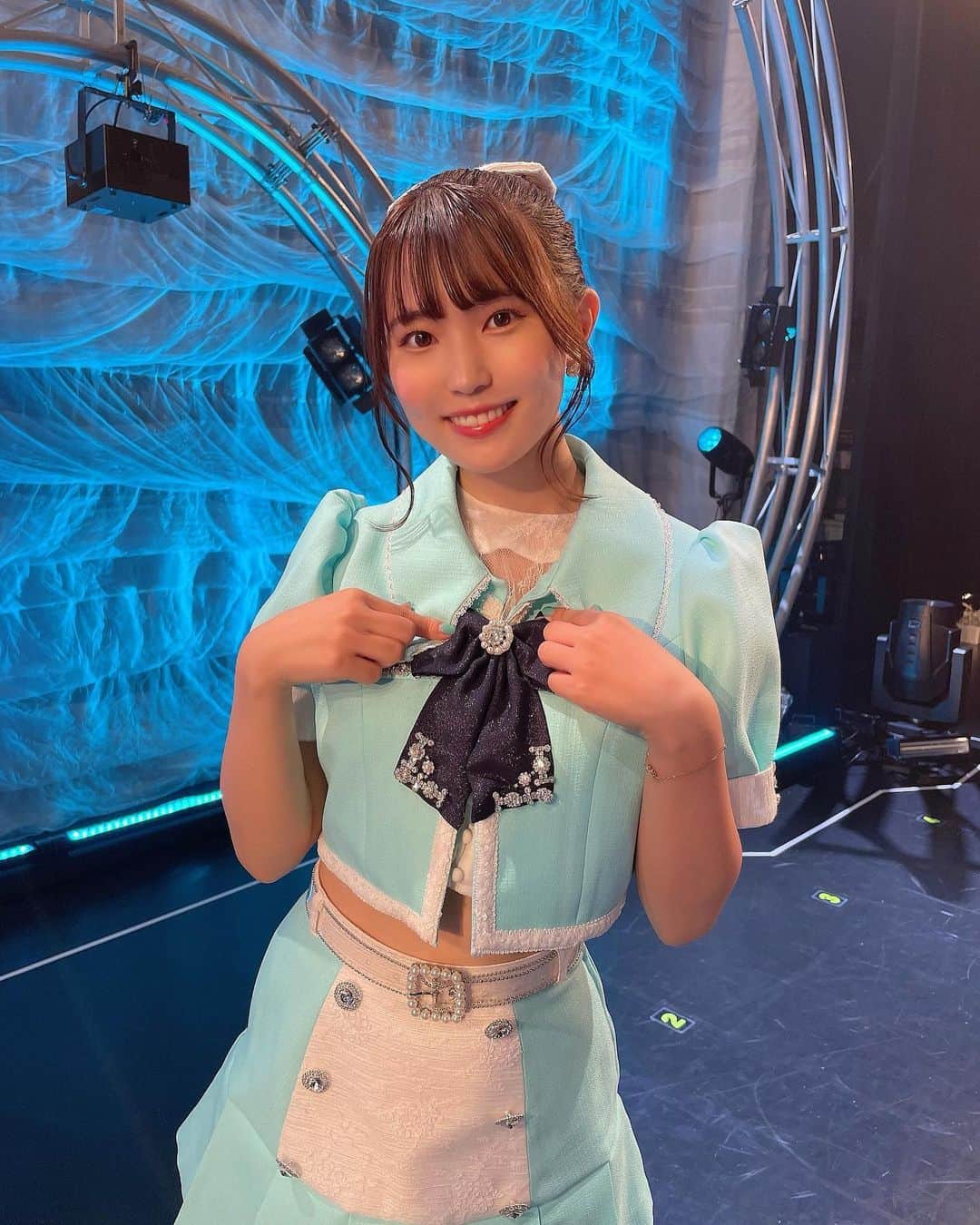 のインスタグラム：「◯ ・ 🦋👑  1stワンマンライブを 無事終えれることができました✨  会場に足を運んでくれた方も 配信から見てくれた方も ありがとうだよ☺️  新衣装はジャムズカラーに なりました🦋  どうかなーーーー？？  　　　　  新曲は 愛你（アイニー）と あの日のメリーゴーランドの 2曲をお披露目しました💫  個人的には愛你は、 かっこいいし、振り付けも好きだし  転調するところもめっちゃ好きで…  カッコつけたり、いかつい表現するの むずいけど また大好きな曲が増えてうれしい❕  そして！  全国ツアーと 2ndワンマンライブ Zepp Haneda開催も発表されました✨  どっちも初めてのことで とってもうれしい、どきどき！  ツアーは  10/10 名古屋（名古屋ReNY） 10/17 大阪（江坂MUSE） 11/6 沖縄（桜坂セントラル） 12/11 山口（RISING HALL） 12/12 福岡（福岡ビートステーション） 12/18 東京（白金高輪セレネ）  6ヶ所を巡ります🚚  ぜひお近くの方も遠征考えて くれてる方も 遊びにきてね〜🥰  2ndワンマンのZepp Hanedaは  デビュー1年でZeppを目標に私たちも 活動していたから 決まってとてもうれしい  個人的にZeppクラスの会場で  ワンマンすることは、初めてだから 未知で怖いけど  1stを超えれるように、がんばりたいな  ちょっと先で2022.3.20だけど 今から予定押さえておいてくれたら とってもうれしいです☺️🤍  ワンマンとか単独のライブは  ジャムズだったり坂東遥のこと  好きなひとたちがたくさん  集まってくれる幸せの空間で大好き  デビューして約半年 ジャムズらしさ、とはなんだろうって 模索しながらの半年だったけど  ただひたすら前のことだけに 一生懸命になっちゃう日もあったけど  ちょっとずつジャムズらしさを 応援して下さるみなさんと  築き上げていくことができていて とても感謝のきもちでいっぱいです！  昨日特典会で話したり、 Twitterで言ってくれた感想の中で  はるちゃんがジャムズのリーダーで よかったよって言ってくれた方が 何人かいて  言葉で言って伝わるか、 難しいんだけど  ジャムズは1人1人が お互いを輝かせられるグループだなって この半年間ぐらいでわたしは感じたかな  グループでの活動って大変な こともあるし  うまくいかないことも 山ほど経験してきたからこそ  ジャムズはとてもありがたい環境だなって メンバーもスタッフさんも含めそう思いました  わたしには優れた能力があるわけじゃないし、引っ張るとか絶対向いてないけど  私の周りにはメンバー8人がいて メンバーもスタッフさんもファンのみんなが支えてくれるから、 リーダーとしていれているんだよね  その感謝を昨日ワンマンで言いたかった、、 😂😂  はるかのインスタには アイドルの坂東遥よりも グラビアが好きでフォローしてくれてる方も多いと思って、  アイドルのわたしも見てほしいし 知ってもらえたらなと思って あえてインスタのほうに 書かせてもらいました！  Jams Collectionは ほんとに楽曲もたのしくて 初めてでも来やすいと思うし メンバーみんな個性的でかわいくて 一度は生で見てもらいたいです🤍  いつも応援してくれるみんなも ありがとうね、  みんながいないと私は 輝くことができないから  どこにいても支えてくれてる みんながほんとに心強い！  これからも永久によろしくね」