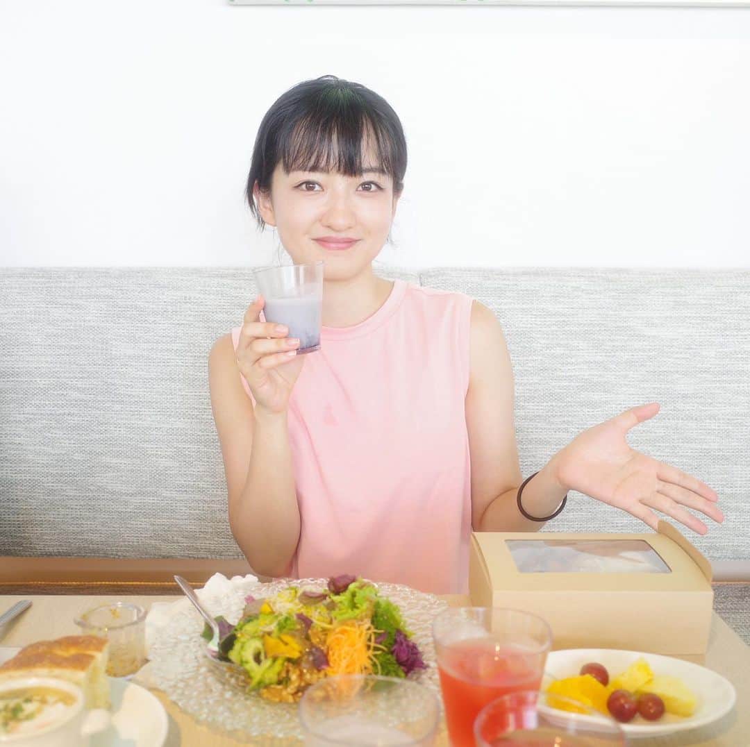 倉田茉美のインスタグラム：「@anteroom_naha にて。 アンテルーム那覇さいっこーーーだった。 帰りたくなかったな！笑 @chaashibi  @1227_yukomiyagi  8/28のワークアウトイベントから 企画されたお食事も本当おいしかったなぁ。 めちゃくちゃ元気でました。  「darlin」絵の展示も １ヶ月間ラウンジに置いていただき とても楽しかったです。 また細かい日記をnoteに書こうと思います。 ぜひわたしの沖縄ぐだくだ日記をお楽しみに、、、＊  ※PCR検査は空港前と空港後の2回に限らず 日々何度も受けております。」