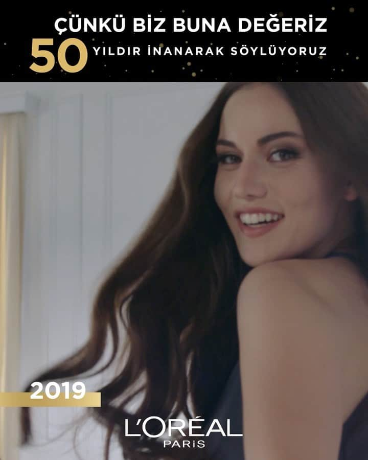 Fahriye Evcenのインスタグラム：「L’Oréal Paris ailem «Biz buna değeriz»’in 50. yılını kutluyor! Bense "Çünkü biz buna değeriz" dediğim 7. senemde bile hala ilk günkü gibi heyecanlanıyorum ♥️ Bu, kendi değerimizi bize hatırlatan o kadar güçlü bir söz ki! İyi ki 7 senedir beraberiz ve iyi ki sizinle beraber inanarak, ısrarla “çünkü biz buna değeriz” diyorum 💫 @lorealparis」