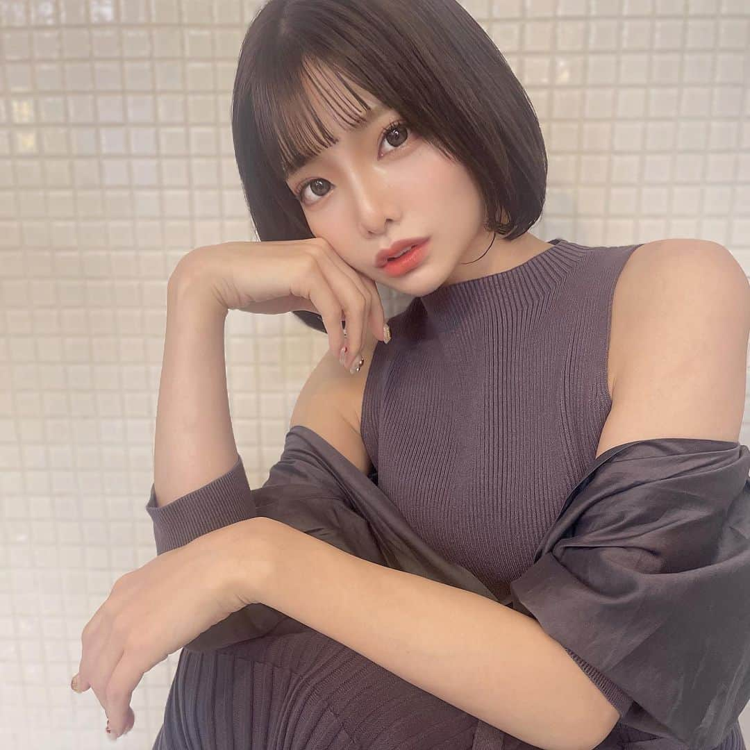 米倉みゆさんのインスタグラム写真 - (米倉みゆInstagram)「東京オートサロンのイメージガールオーディションにむけて久しぶりに、暗髪🖤 . 表参道のsync @sync_omotesando  @sync_shogo さん いつもお世話になってます🖤 . お店に米倉の歴代写真集全部置いてくださってるので、よかったらお店行った時にみてね😙笑 . . このあと東京オートサロンイメージガール A-class のPR生放送があったんですが皆さんみてくれましたかっ🥺 緊張しすぎて喋りたいこと半分くらいしか話せなかったんだけど 米倉らしいスピーチができたと思います！！笑🥳 . アメ車が好きになったのはワイルドスピードが好きになってから💖 シリーズ何回もみてる😙 カマロが好きって生放送でも言ってたのですが、1960～1970年代のマッスルカーはどれもかっこいいっておもう！！ いつか乗ってみたいな～🥰 . . 通常の投票の他に、そのPR生放送を視聴してくれた方だけが送れる投票もあります！こちらアーカイブを見ていただき放送中に出てくるキーワードを添えて投票してください！✨🙇🏻‍♀️ . ファイナルセレクションステージ②が今日9/1～9/3まで！ Web投票期間ラストです！ 今日ファイナリストの皆さんとあってより一層、A-classに入りたい気持ちが高まりました！ 叶うならば昔みたいに大きいステージでのパフォーマンスとかCDデビューとかもしたい🥺🥺🥺！ 夢が沢山詰まったA-class！ 米倉みゆに1票、ぜひ宜しくお願い致します💖💖 . . . . . . . #東京オートサロン #東京オートサロン2022 #オートサロン #オートサロン2022 #コンパニオン #イメージガール #キャンギャル #モデル #レースクイーン #レースクィーン #表参道 #表参道美容室 #ボブ #ボブヘアー #ボブアレンジ #シースルーバング #内巻きボブ #ショートボブ #可愛い #偶像 #日本人 #japanesegirl #asiangirls #girl #follow #followforfollowback #likeforfollow #likeforlikes #cute #instagood」9月1日 1時57分 - yone__miyu630