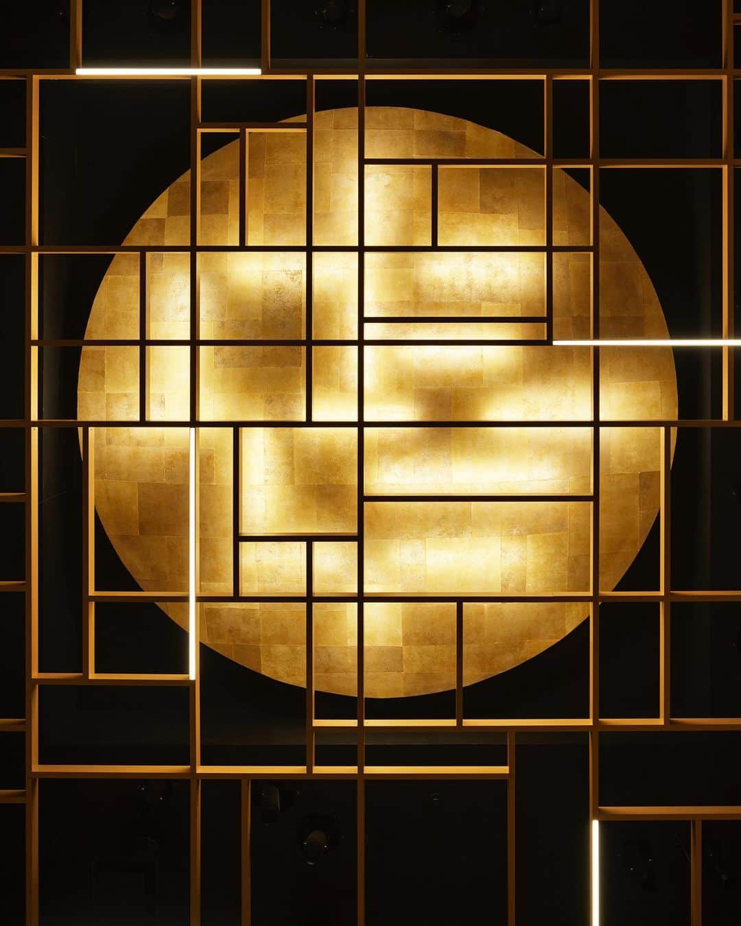 Wajueのインスタグラム：「HAPPO-EN interior design hashimoto yukio design studio photo : Nacasa & Partners Inc.  #hashimotoyukiodesignstudio #happoen #moon #goldenmoon #wajue #和紙  #hoteldesign #abstractart #washi #japanesewallpaper #textures #luxuryhomes #surfacedesign #ecomaterials #interiordesign #interior #design #interiordesigner #interior_design #interiorart #interiorstyle #lighting #ecopaper #materials #handmade #luxurylifestyle #luxurydesign #designideas #deco #light」