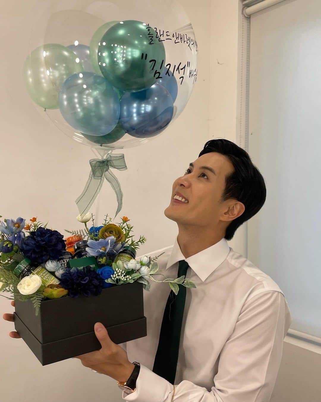 キム・ジソクのインスタグラム：「반가워😘홀랜드앤바렛🍀」