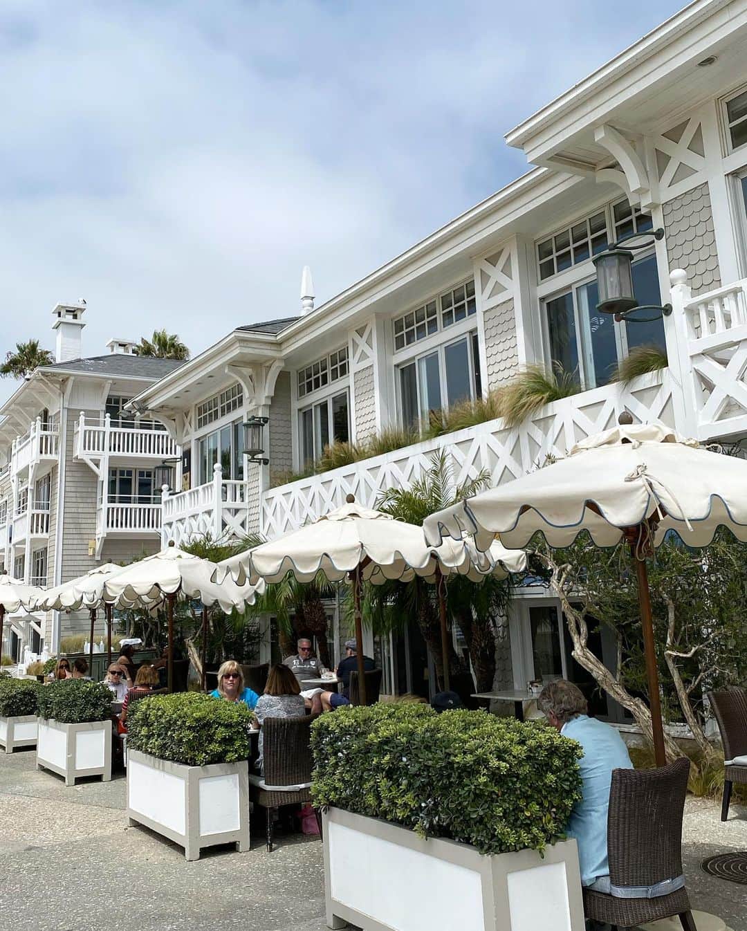 Isakoさんのインスタグラム写真 - (IsakoInstagram)「Lovely Hotel 🤍🏰 　 Santa Monicaのビーチ沿いにある真っ白なホテル"The Shutters on the Beach"🏝 　 ロケーションもホテルのデザインもスタッフも全て最高なホテルでした💕 　 本当に素敵な場所だったので昨日はリールでレストランを、今日はフィードでホテルを載せました🥰 　  最高に素敵、、天国でした👼💕 伝わりましたか？？🥺 　 　  　 　 #losangeleslife#santamonicabeach#shuttersonthebeach#santamonica#beautifulhotels#骨格ウェーブ#ホワイトワンピース#ホワイトコーデ#ワンピースコーデ#houseofcb#californialiving#californialife」9月1日 12時26分 - ichaaako