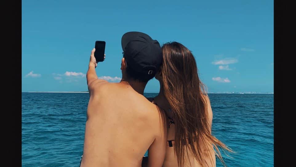 のインスタグラム：「実際東京生活の方が長いのですが。 私の生まれ故郷の沖縄にどんどん魅了されていく旦那さん。 嬉しいです🐚  住んでる時には気付かなかったの。 当たり前にある景色の美しさに𓇼𓈒𓐍」
