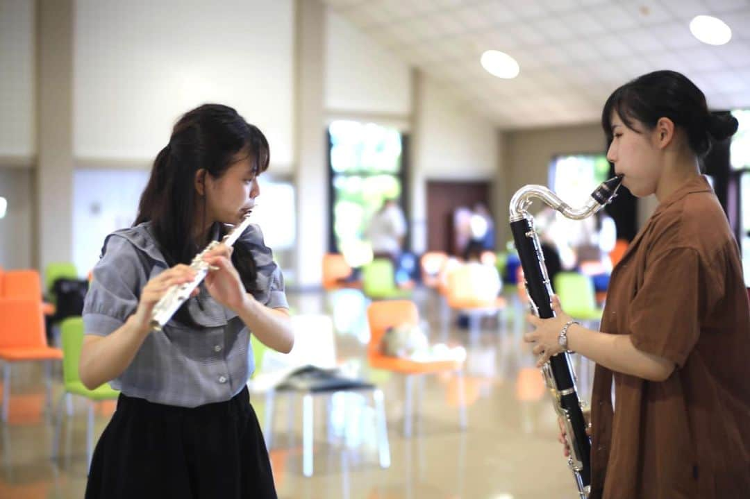 福岡女子短期大学さんのインスタグラム写真 - (福岡女子短期大学Instagram)「こんにちは、福岡女子短期大学です。前期(4月〜8月)を振り返るシリーズ。今回は音楽科「ウインドアンサンブル」です。各パートに分かれ密にならないよう注意し、換気を行った状態で演奏を行っていました。 . #福岡女子短期大学　#音楽科　#福岡の短大　#管楽器　#音大　#音大生と繋がりたい #flute #fluteplayer #flutelife #flutelove」9月1日 12時32分 - fukuoka_wjc