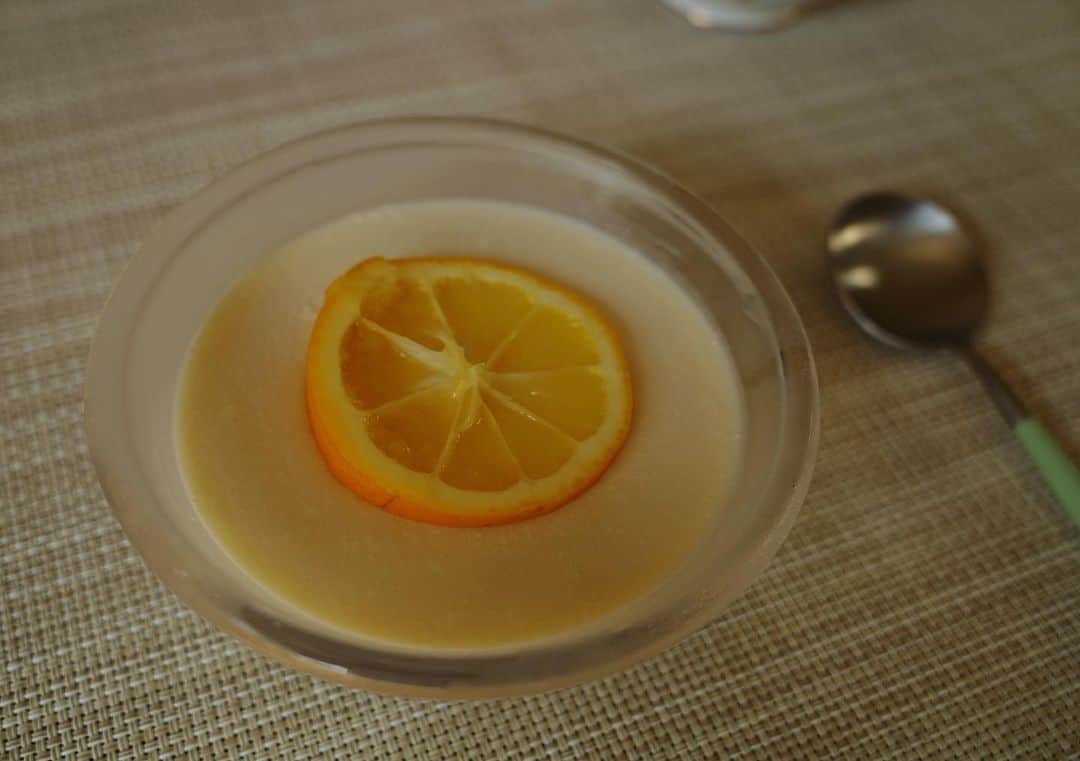 内山理名さんのインスタグラム写真 - (内山理名Instagram)「レアチーズプリン🍋🍮  クリームチーズ・牛乳・生クリーム・水切りヨーグルト•甜菜糖・レモン汁・グランマルニエ少々を混ぜてふやかしたゼラチン5gを加えて冷蔵庫で固めてスライスレモンのせてできあがり。 冷蔵庫に少しずつ余っていた材料で作ったけどもっちり美味しくできちゃった！  ゼラチンとか生クリーム、クリームチーズって少しずつ残って冷蔵庫に入っていることがある..。そんな時是非。グランマルニエは入れなくてもOK！けっこう目分量でもあまり失敗しないかも〜♡」9月1日 12時45分 - rinauchiyama_official