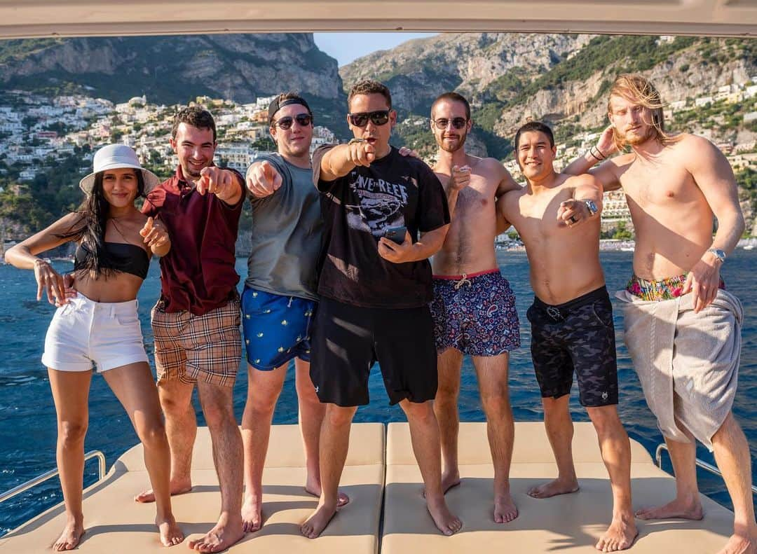 ティモシー・サイクスのインスタグラム：「It’s been an amazing few weeks for me in Europe celebrating with several of my top students who have each crossed $1 million in trading profits, but the highlight here in Positano, Italy was definitely our amazing boat trip thanks to @buckingham_lloyds a company I can’t speak highly enough about as not only have they committed to being more sustainable (which many more companies should do) they’ve also made this a trip to remember for all of us! And since it’s my students’ first time here in Italy, they’ve been in FULL ON vacation mode while I’m still trading/teaching nonstop and also coordinating several new @karmagawa and @savethereef projects so I couldn’t put my laptop down…even while aboard this boat :) Some people tell me to “stop working and take a day off”, but if you love what you do, like I’m so fortunate to do, you never “work” a day in your life…truly. Please congratulate my hardworking students turned master traders @jackkellogg @mari_hincapiee @kyle_cwilliams @matthewvmonaco @rolandwolf86 @mikehuddie and thanks again to @buckingham_lloyds for this badass boat trip! #proudteacher #ilovemyjob #celebration #positano」