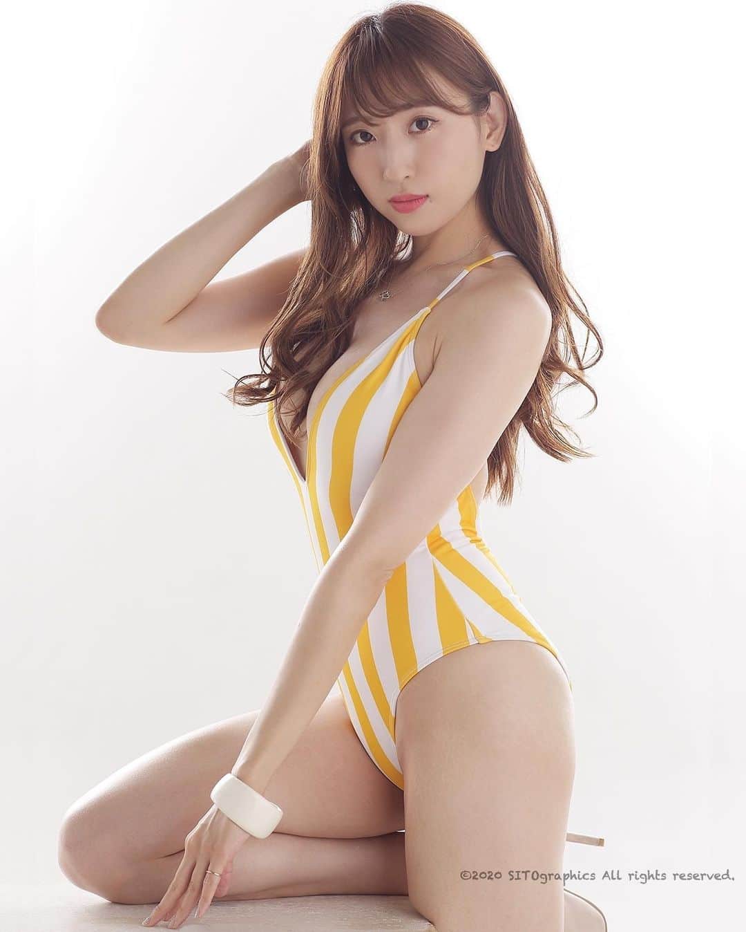 シト山口のインスタグラム：「前回のこの水着がバズったので再び唐揚げくん水着の登場❤️ 元はMAQUIAの表紙こじはるのマネからでした( ´ ▽ ` )ﾉ  上品でスポーティ...だけどセクシー💕 このみさんの水着は天下一です❤️  model 中村このみ Konomi Nakamura @nakamura_konomi ( tstyle_management ) photo シト山口 @sito_yamaguchi #model #make #fashion #photo   #shoot  #モデル #小顔 #スタイル #ヘアメイク #メイク #ポートレート #作品撮り #写真好きな人と繋がりたい #撮影 #一眼レフ　 #モデル募集 #被写体 #脚長 #水着 ©︎2020SITO graphics All rights reserved.」