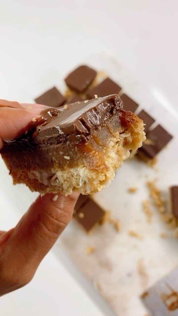 Bianca Cheah Chalmersのインスタグラム：「Made my healthy gluten-free chocolate caramel slice. It’s filled with a gooey creamy date caramel centre, oat and cashew nut base and a semi-sweet dark chocolate top (thanks for the recipe Taylor 😉 @taystychef)   BASE  1 cup raw cashews 1⁄2 cup coconut flakes 1/2 cup oats 2 tbsp peanut butter 1⁄4 cup golden/ maple syrup  CREAMY CARAMEL CENTRE  2 cups pitted fresh Medjool dates 1⁄3 cup coconut oil 1tbsp tahini  CHOCOLATE TOPPING  100g dark chocolate  3 tbsp coconut oil  METHOD  1. Place baking paper in a tin or baking dish and set aside 2. Pour into food processor the cashews, coconut flakes, oats, peanut butter, and golden syrup and mix until well combined and sticky. 3. Spoon the mixture into the pan and spread evenly 4. Add the Medjool dates, coconut oil, and tahini into the food processor until smooth and then spoon out and add to the top of the base spreading out with your wet fingers or a wet spatula 5. Melt the chocolate and coconut oil in a little pot on low heat until shiny and all melted, then pour the melted chocolate on top caramel date layer making sure the chocolate covers the entire slice edge, to edge. 6. Place in the freezer to set for 30 mins. 7. Once ready, use a hot knife to slice up into squares and store the rest in the freezer  #chocolatecaramelslice #glutenfree #glutenfreerecipes #caramelslice #healthyfood #healthysweets #guiltfree #chocolate #chocolatecaramel #medjooldates #cashews」