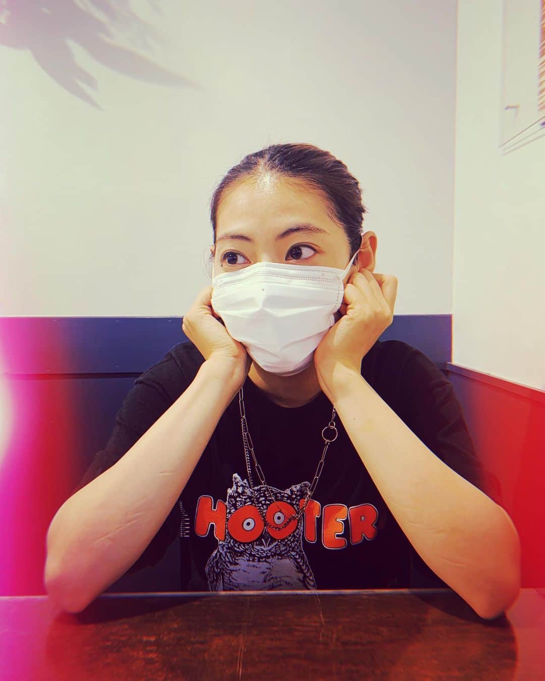 瀧本美織のインスタグラム：「🖤🧡🖤 そんなに強く腕押しつけてるのかな😗   #気づいたら  #腕に跡  #tshirtslovers   #夏の終わり 感じますね🥲」