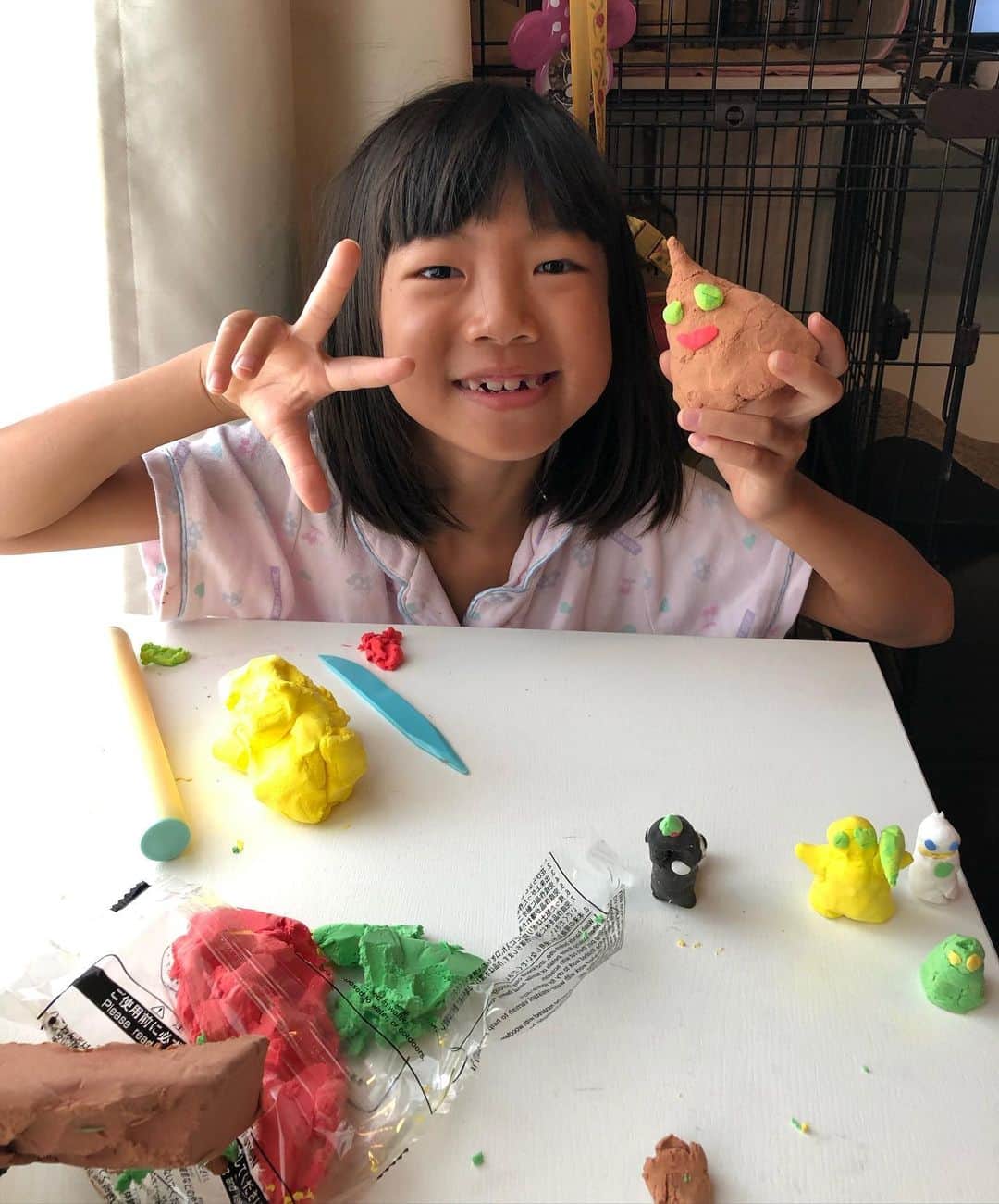のインスタグラム：「夏休み最後の日は、なぜか朝から粘土（笑）  前回の残りがあって、やらないなら固まるから捨てなさーい！と怒られたら遊び始めた（笑）  私は銀行行ったり用事を済ませてたら、メールでパパ作のアンコ粘土を乗せたアンコの写真が（笑）  勉強もぜ〜んぜんやらないで遊んでだ夏休み。 慌てて机に座っても、遊ぶよね〜（笑）  家に戻ると美味しそうな桃のお届けものが\(//∇//)\  幸せ〜！(〃ω〃)  いつもありがとうございます〜\(//∇//)\  #夏休み最後の日#粘土遊び#桃#夏休み#息子殿姫#姫#息子殿#甘糟アンコ#猫のいる暮らし#ねこすたぐらむ#猫と暮らす#メイクーン」