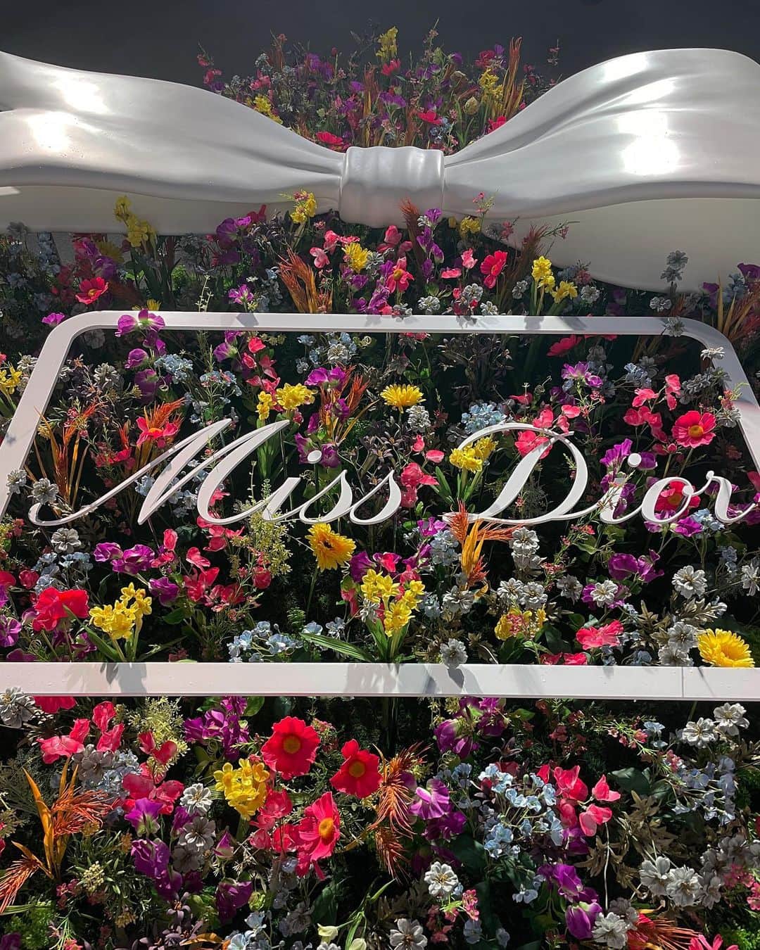 神山まりあさんのインスタグラム写真 - (神山まりあInstagram)「MISS DIOR EXHIBITION  今日から始まる @dior のexhibitionへ一足お先に伺いました🌷 9/3にリニューアル発売するMiss Diorの香りは大人っぽく、でも甘く🌸そんな世界観を表現したアートイベントは圧巻。 世界の女性アーティスト10名にMiss Diorからインスピレーションを受けた作品を作っていただき、展示しているんだって。受ける感覚と表現の仕方が様々で感動しちゃったよ。 9/1-12まで予約して見に行けるそう。 この機会をお見逃しなく！！！  そして、、、今日はそんなDIORさんとのオンラインライブです🤲✨ 20:00スタート❤️❤️❤️  @diorbeauty @dior  #MISSDIOR #ミスディオールアートイベント」9月1日 8時24分 - mariakamiyama