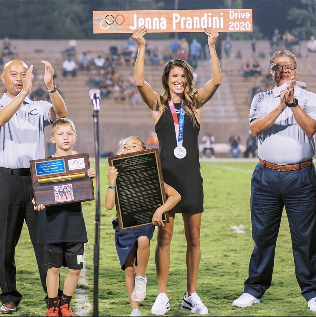 ジェンナ・プランディーニのインスタグラム：「This was such a special night! Mayor Flores, City of Clovis, & Clovis Unified went above and beyond. It was amazing to come back home and celebrate with my family and the entire community. I’m so greatful for all of the incredible support. Thank you! Once a Cougar Always a Cougar 💙💛  📸 @megmarvinphoto」