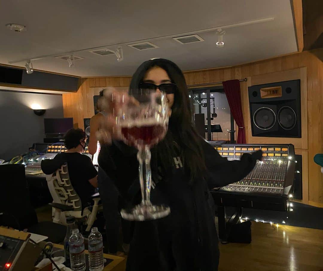 マディソン・ビアーのインスタグラム：「let me raise a toast」