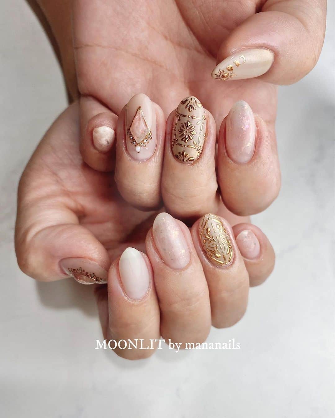 mananailsのインスタグラム：「jewelry × gold tile  ゴールドタイルもずっと人気🥺💓 @moonlit_bymananails online seminarで受講できます💅🏼  ☾120minオフ込み」