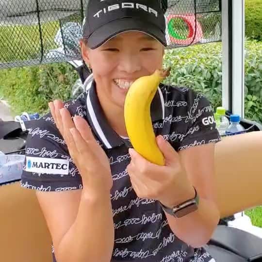 穴井詩のインスタグラム：「メイク動画のYouTuberっぽく主食を紹介してくれる山本景子。 🍌🍌🍌🍌🍌🍌🍌」