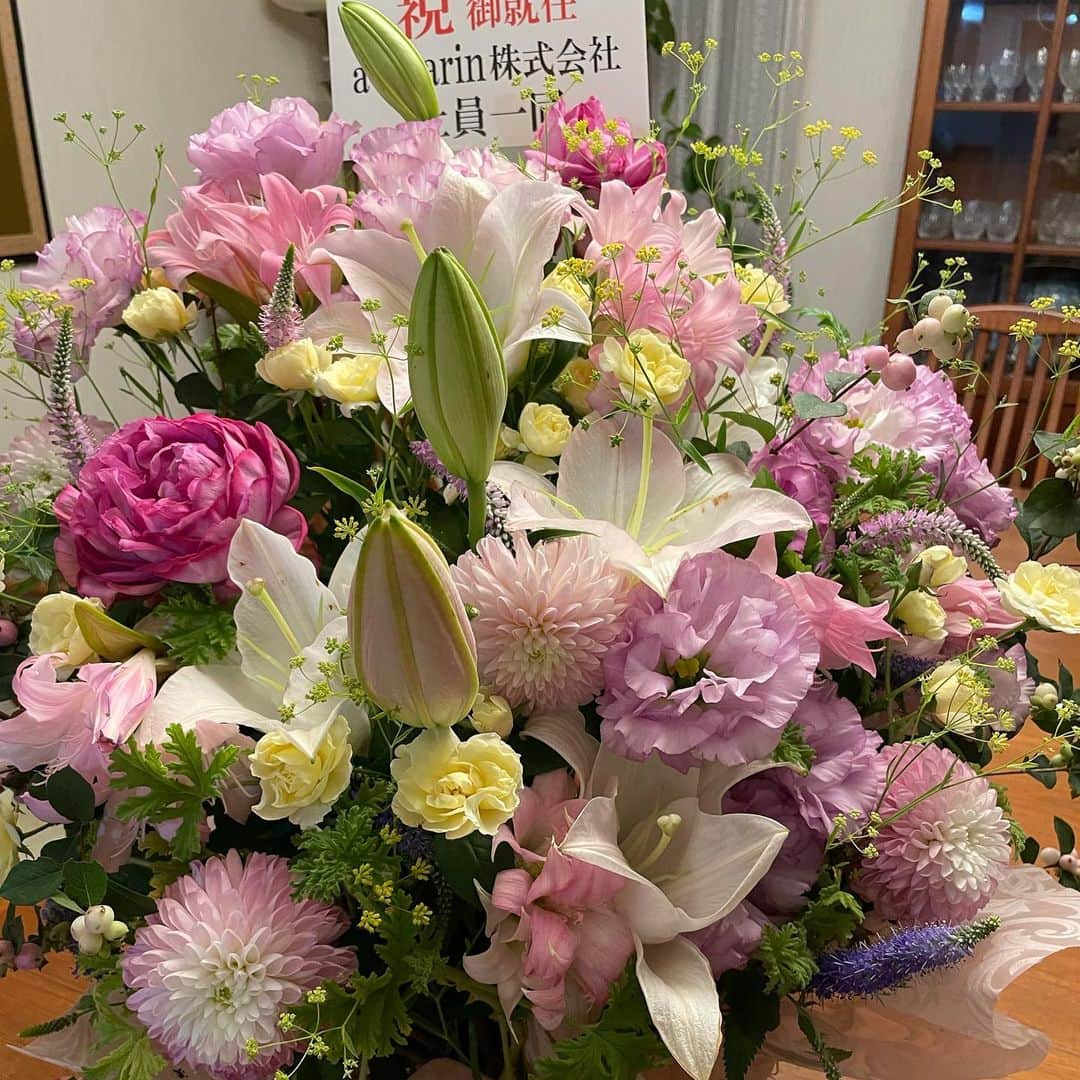 石倉洋子のインスタグラム：「昨日までアドバイザーをしていたAvatarinの皆さんから素晴らしいお花をいただきました！ずっと応援してきたのです．これからも期待しています。」