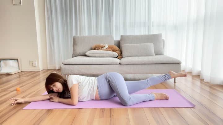 のインスタグラム：「おうちでまったりヨガ🧘🏻‍♀️ 身体がまじ重たくなってきて、トドみたい…🐖 すぐごろんしたくなる笑笑  でもヨガのおかげか、今のところトラブルなしで過ごせてます☺️  これは内ももと骨盤底筋に効くストレッチ💪 妊婦さんじゃなくてもおすすめ♡ マタニティヨガはTikTokにアップしてます🤰🏻  #マタニティヨガ#マタニティライフ#ヨガ#妊娠8ヶ月#妊婦#妊婦生活#妊娠後期#ヨガインストラクター#30w1d」