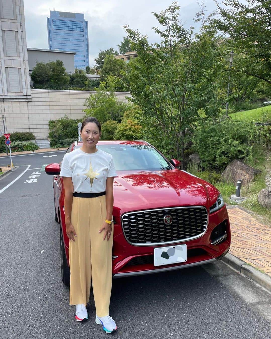 のインスタグラム：「今回は真っ赤を乗らせて頂いてます🚘私も冷静に落ち着いて熱く静かに燃えられるように。チャレンジします🙂🔥💙 @jaguarjapan #f_pace」
