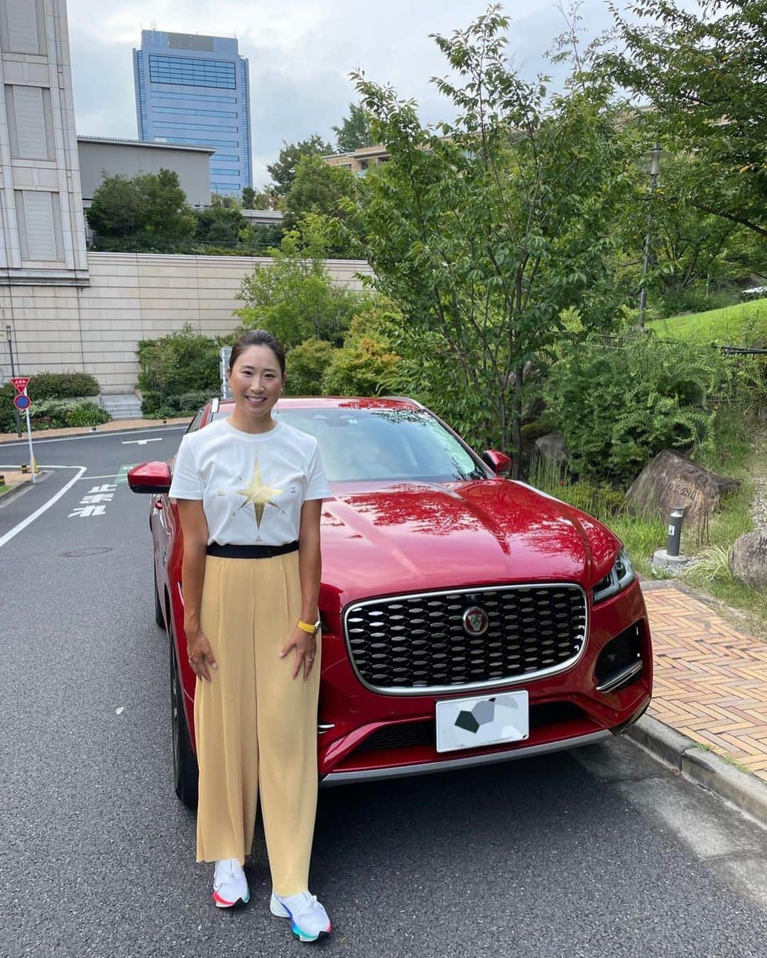 木戸愛のインスタグラム：「今回は真っ赤を乗らせて頂いてます🚘私も冷静に落ち着いて熱く静かに燃えられるように。チャレンジします🙂🔥💙 @jaguarjapan #f_pace」