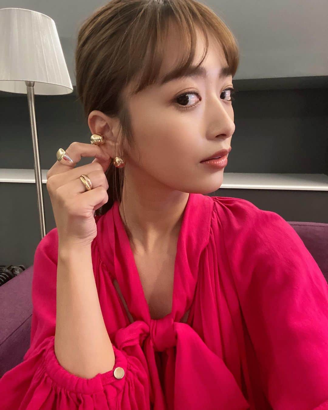 近藤千尋のインスタグラム：「このコロンっとしたピアスと イヤカフが可愛かった衣装🥰 #パパジャニwest  収録📺でした✨ 放送日またお知らせ致します🌈  ピンクの衣装でした🤍🤍 髪の毛、明るくなったなぁ〜😮‍💨❗️  右手のリングは ひーぼぉくんとペアリング😙 @cartier   ウェア @spickandspan_jp  ピアス、イヤカフ @mex_handmade  ゴールドリング @__ripsalis__  mixリング @sortie.online  シューズ @charleskeith_jp」
