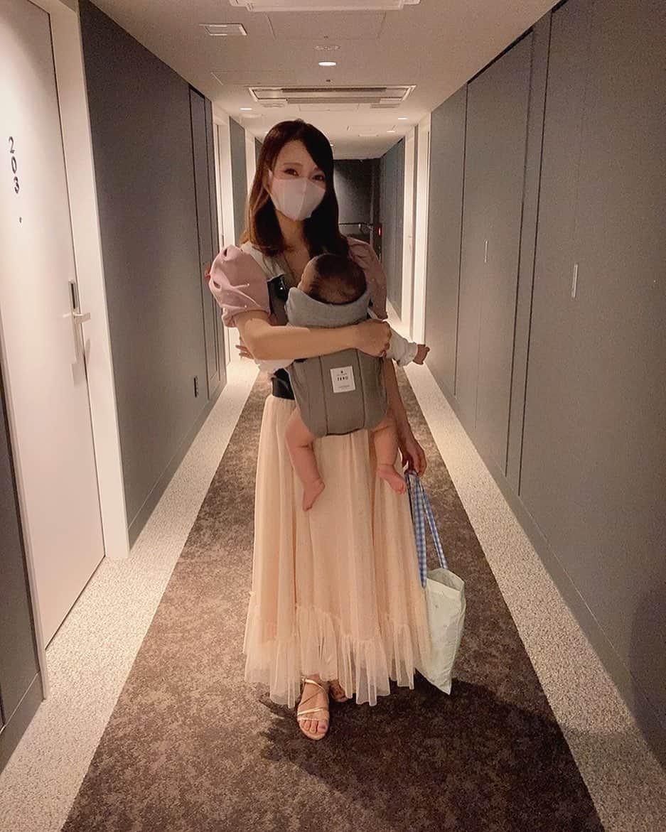 安藤麻貴さんのインスタグラム写真 - (安藤麻貴Instagram)「本日のママにゃんコーデ🍼  今日から9月。 急に寒くなってびっくり❣️ ベビにゃんも長袖にしました☺️  ■tops…michell macaron ■skirt…31 sons de mode ■sandal…DIANA  #新米ママ #赤ちゃんのいる生活 #赤ちゃん #ベビスタグラム #0歳 #ママコーデ #ママ」9月1日 21時30分 - maki_nyan_3