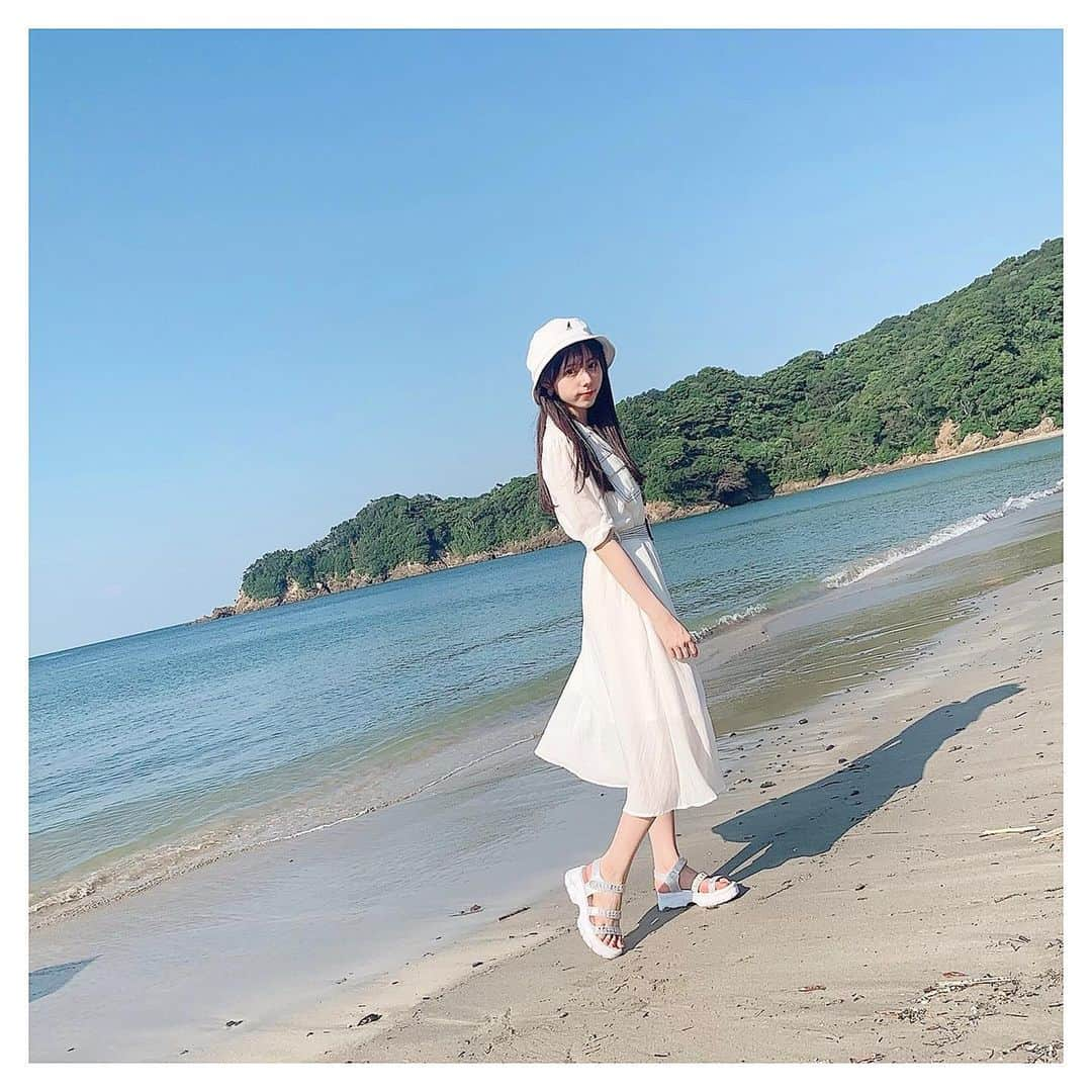 大森莉緒さんのインスタグラム写真 - (大森莉緒Instagram)「・ ・ 今日から9月だぁ🐒  数日前まで暑かったのに、だんだん涼しくなるね🍃  今年も後4ヶ月なんて早いなぁ🥺💭 ・ ・  #大森莉緒  #おーりお  #おりおんず  #海  #砂浜  #白  #ワンピース  #バケハ  #sea  #instagood #instapic #good  #white  #instaphoto #photo #maisondelyla #kangol #바다 #모래사장 #패션 #코디 #오늘의코디 #오늘의패션 #전신샷 #코디스타그램 #옷 #좋아요」9月1日 21時46分 - rio.ohmori