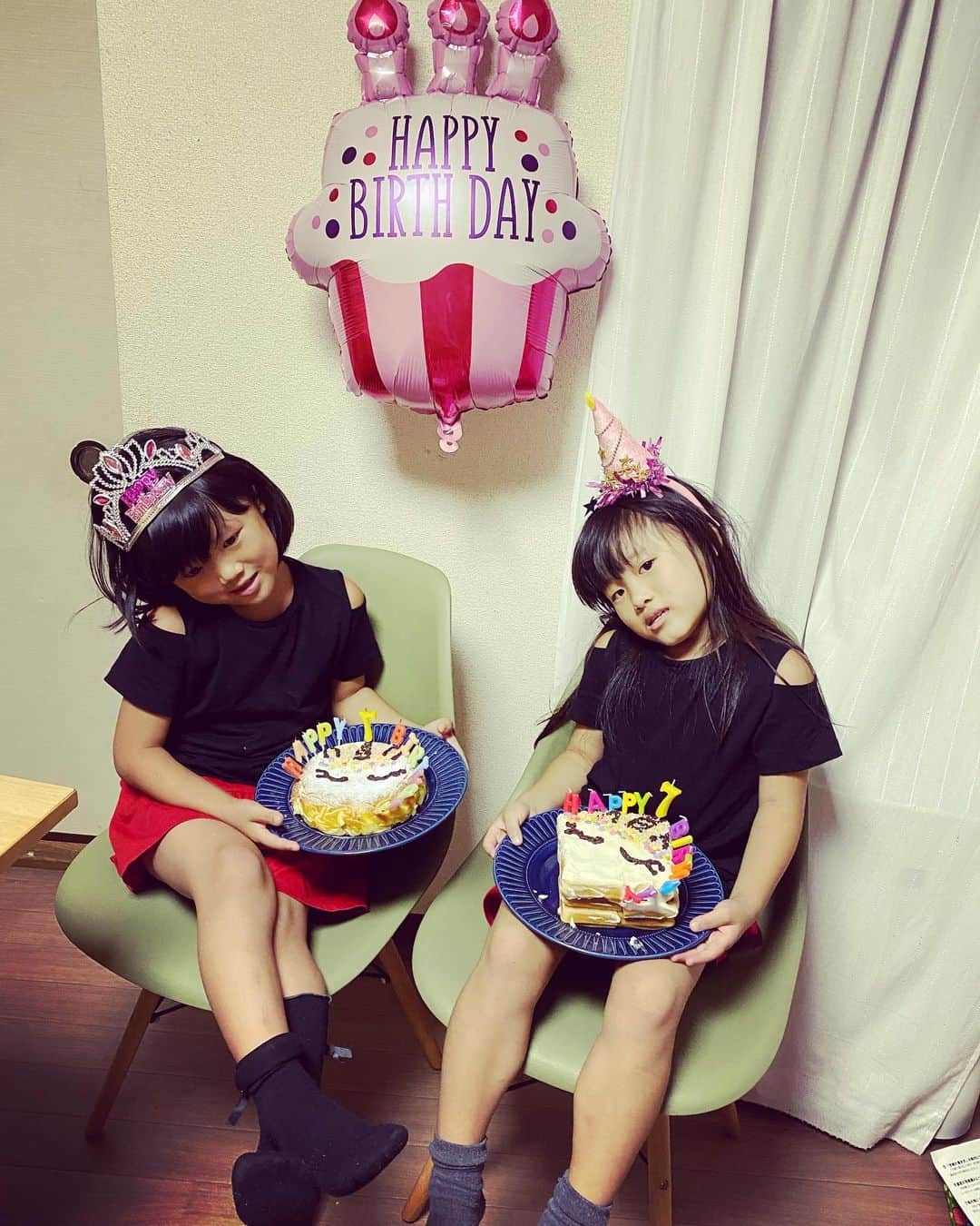 のインスタグラム：「ミアヨアお誕生日おめでとう❗️ 　　　　🎂🦄 #西浦ウィッキー聡生 #7yearsoldtwins  #チョコペン」