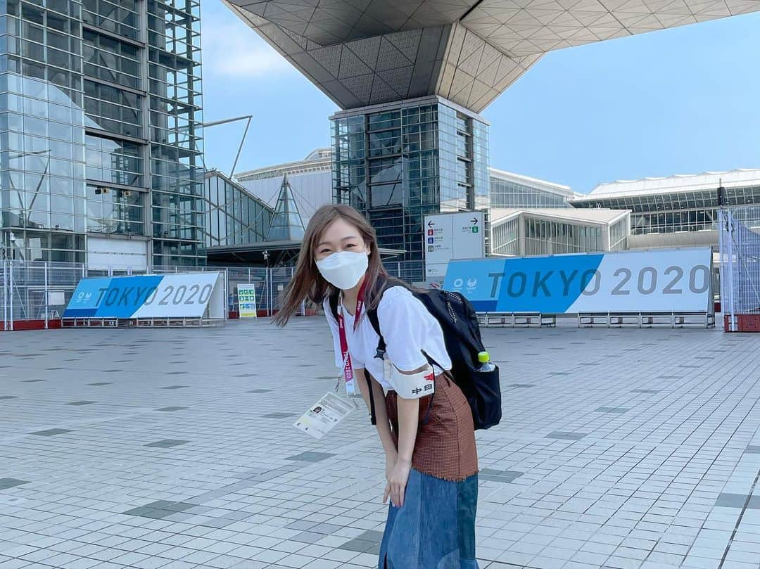 須田亜香里さんのインスタグラム写真 - (須田亜香里Instagram)「写真は #tokyo2020 大会期間中のプレスセンター。 海外メディアの方も多く出入りする施設です。 背負っているリュックはメディア関係者に配布されたものです🎒  ここでの取材の様子は動画でもアップされています。 ストーリーズにリンク貼りました😉  昨日に引き続き今日も中日新聞パラリンピック特約記者として朝刊に記事を掲載していただいています。  8/31 車いすバスケ界のマイケルジョーダンと呼ばれるカナダのパトリックアンダーソン選手のことを記事に。  9/1 パラアスリートでありながら、新聞記者をされている永瀬充さんを取材させていただいたものを記事にさせてもらいました。  今まで体験したことや、思う事を記事にさせてもらうことはありましたが、今回は初めてレコーダーを回して、それを元に記事を書くという経験をさせてもらい、苦戦しました(笑)  でも、お話ししていただいたことを伝えたい！という熱が私を動かしてくれて、担当の蓮野さんにも助けていただきながらなんとか…。  パラリンピックでは「人間ってどこまで進化していくのかを見てほしい」と永瀬さんが伝えてくださったことが私としてはとても印象的でしたし、誰かのヒントになればいいな。と思いました☺️🌟  記事は大会期間中、あと3回ほど？掲載される予定！頑張ります！  #paralympics #パラリンピック #中日新聞 #てくてくパラリンピック」9月1日 22時27分 - akarisuda