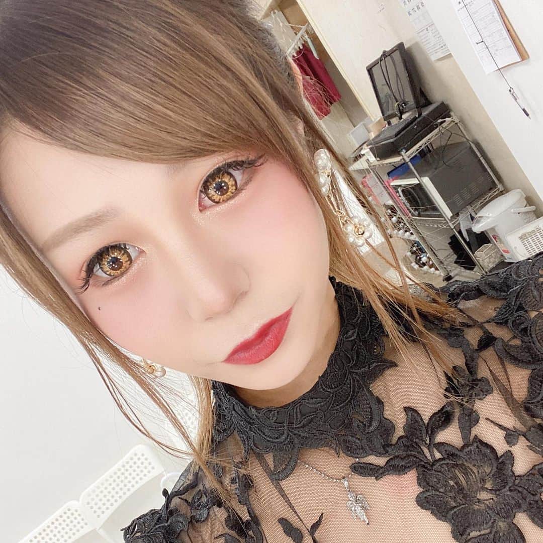 りこぴのインスタグラム：「最近厨二病なのでお酒ください🥂❤🥺 (※お避けください⚠️笑笑)」