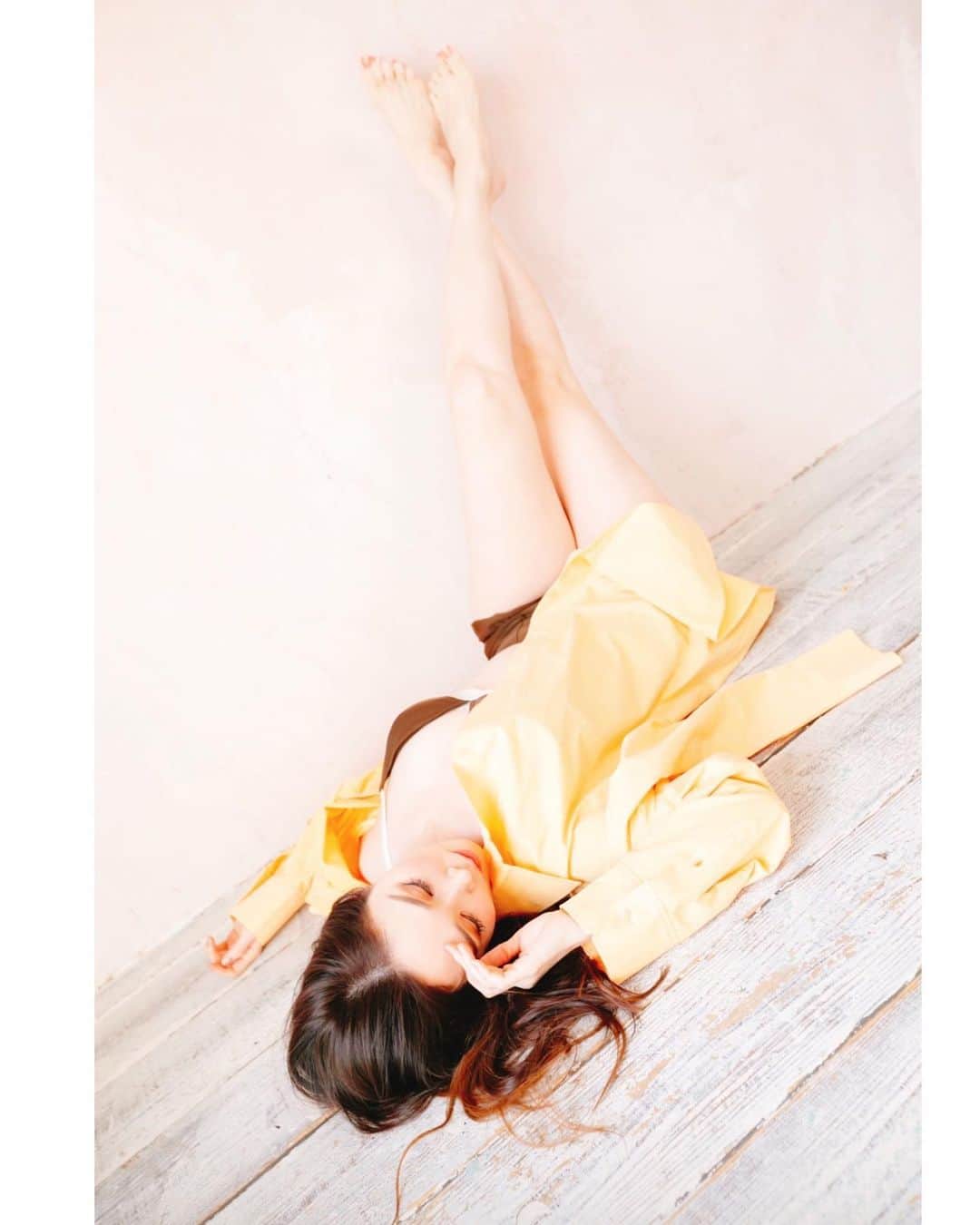 愛内里菜のインスタグラム：「夏おわっちゃったやん🥺 ⁡ ９月もみんなよろしくね❣️ ⁡ ８月のカレンダーの別カット☺️📸 ⁡ オリジナルカレンダー 2021年１０月、11月、１２月の 3ヶ月分が ９月１日　お昼12時より 販売開始となりました☺️ ⁡ カレンダー1年分の裏を組み合わせると、 私と愛犬ラックの大きな1枚の写真になります‼️ ⁡ 最後にみんなの手元に届くのは わたしの顔😉⭐️ ⁡ 始めから購入できてないよ！という方！ 過ぎ去ったカレンダーは半額にて 販売中です😃 ⁡ チェックよろしくでーす 😆 ⁡ カレンダーはこちらから☺️ ↓↓↓ 🌈RINA AIUCHI official website🌈 http://rikakakiuchi.com/  ⁡ こちらのオンラインショップで CDやグッズお買い求め頂けます！ ⁡ ⁡ 🐦Twitter 愛内里菜 official @RRikakakiuchi ⁡ ⁡ 😆TikTok 愛内里菜/Rina Aiuchi ⁡ ⁡#夏コーデ  #カレンダー　 #愛内里菜  #歌手 #再始動 #垣内倶楽部  #バンド  #ライブハウス #ライブ #一体化 #絆 #盛り上がりたい  #感謝  #21周年 #YouTube #ユーチューバー#TikTok」