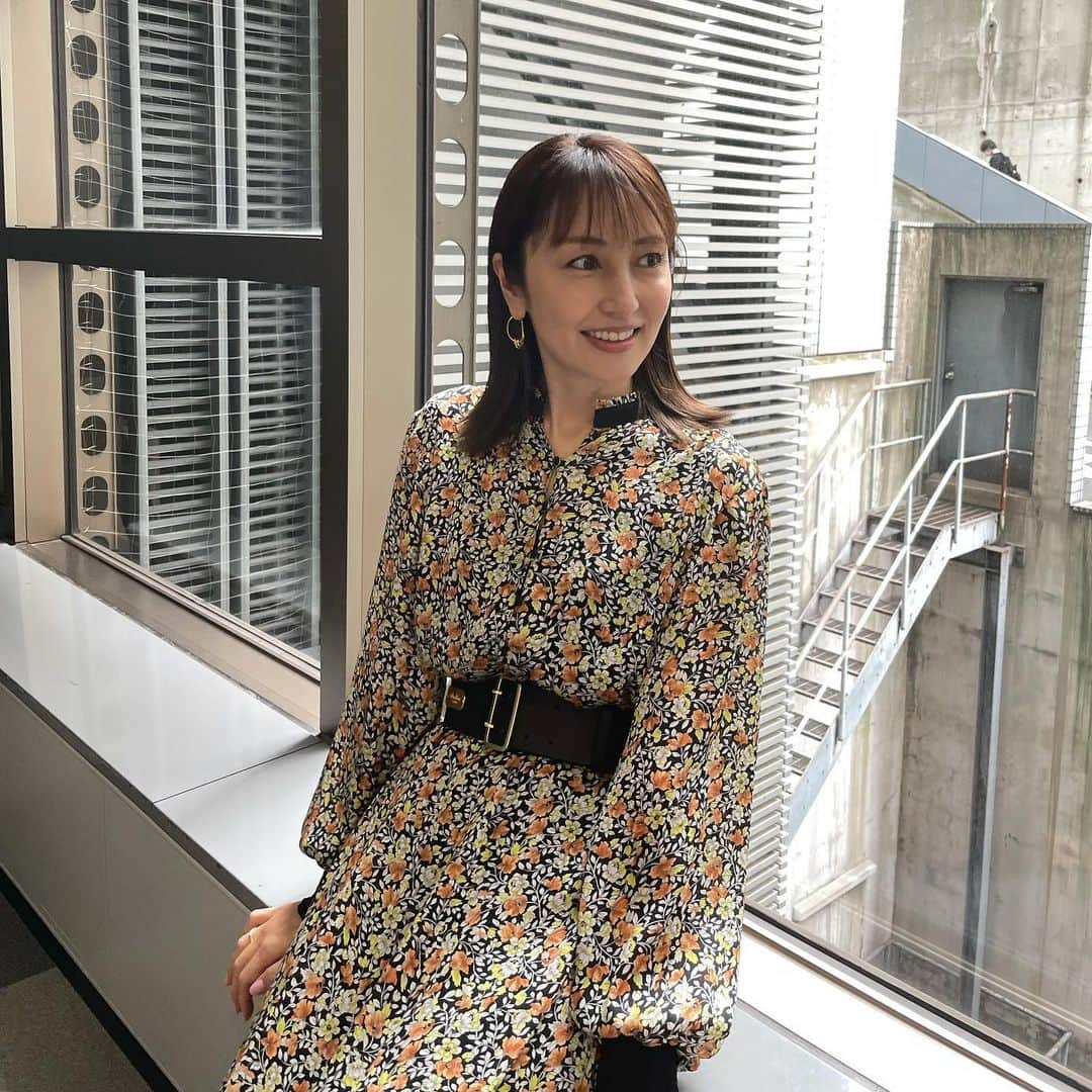 矢田亜希子さんのインスタグラム写真 - (矢田亜希子Instagram)「本日もラヴィット！ありがとうございました♡ #ラヴィット#水曜日#tbs#ボブジテン面白い#ハーゲンダッツ美味しすぎました#期間限定#キャラメルホリック 衣装は @gallardagalante  あ！今日は初めてグリーンのマスカラをつけていただきました！写真でわかる？わかる？とみんなに見せているところですw 太陽の光にあててみていましたが、写真ではあまりわからないかな💦グリーンのマスカラ買ってみよ♪」9月1日 14時50分 - akiko_yada