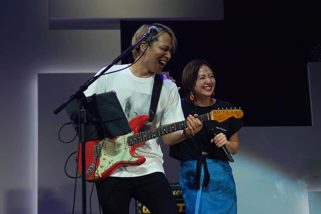 伊藤千晃のインスタグラム：「Zepp Fukuoka オフショットお待たせしました🙏 ⁡ この日は天候が良くなかったけど来てくれたみんな本当にありがとう‼︎ 最高に幸せな時間だったね☺️ ⁡ 来れなかったみんなのためにも九州にまた行けるよう頑張るね⭐️ ⁡  そしてこの日は🎸カトリーヌの最終日だったので記念にパチリ📸 ⁡  次はいよいよZEPP YOKOHAMAツアーファイナル‼️  sheer heartsをみんなで締めくくろうね🥰  #zeppfukuoka  #sheerhearts」