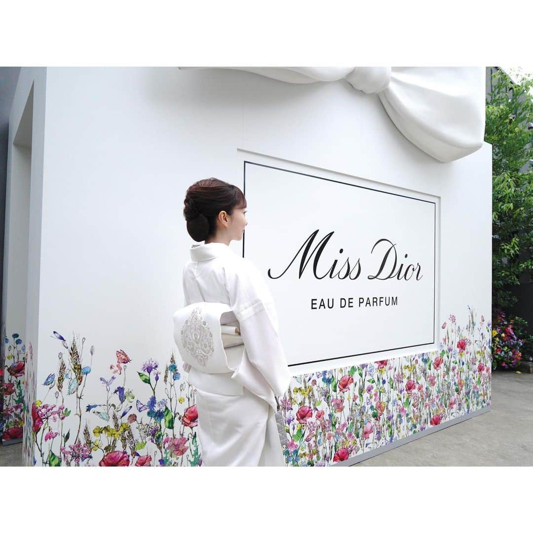 石井美保さんのインスタグラム写真 - (石井美保Instagram)「Miss Dior Exhibition As Seen By 国際的なアートシーンで活躍する10人の女性アーティストの作品が展示されたMiss Diorのアートイベント。 9月1日から9月12日まで表参道のTHE MASS/BA-TSU ART GALLERY/STANDBYにて完全予約制(入場無料)で開催中です。  この日のお着物 夏の白の西陣織にピンクの長襦袢をあえて透けるように着用 帯は手刺繍のアラベスク柄名古屋帯 帯揚げ帯締めは衿秀 でした。 @ginza_enzo 若奈さんの御見立てです。」9月1日 15時19分 - miho_ishii